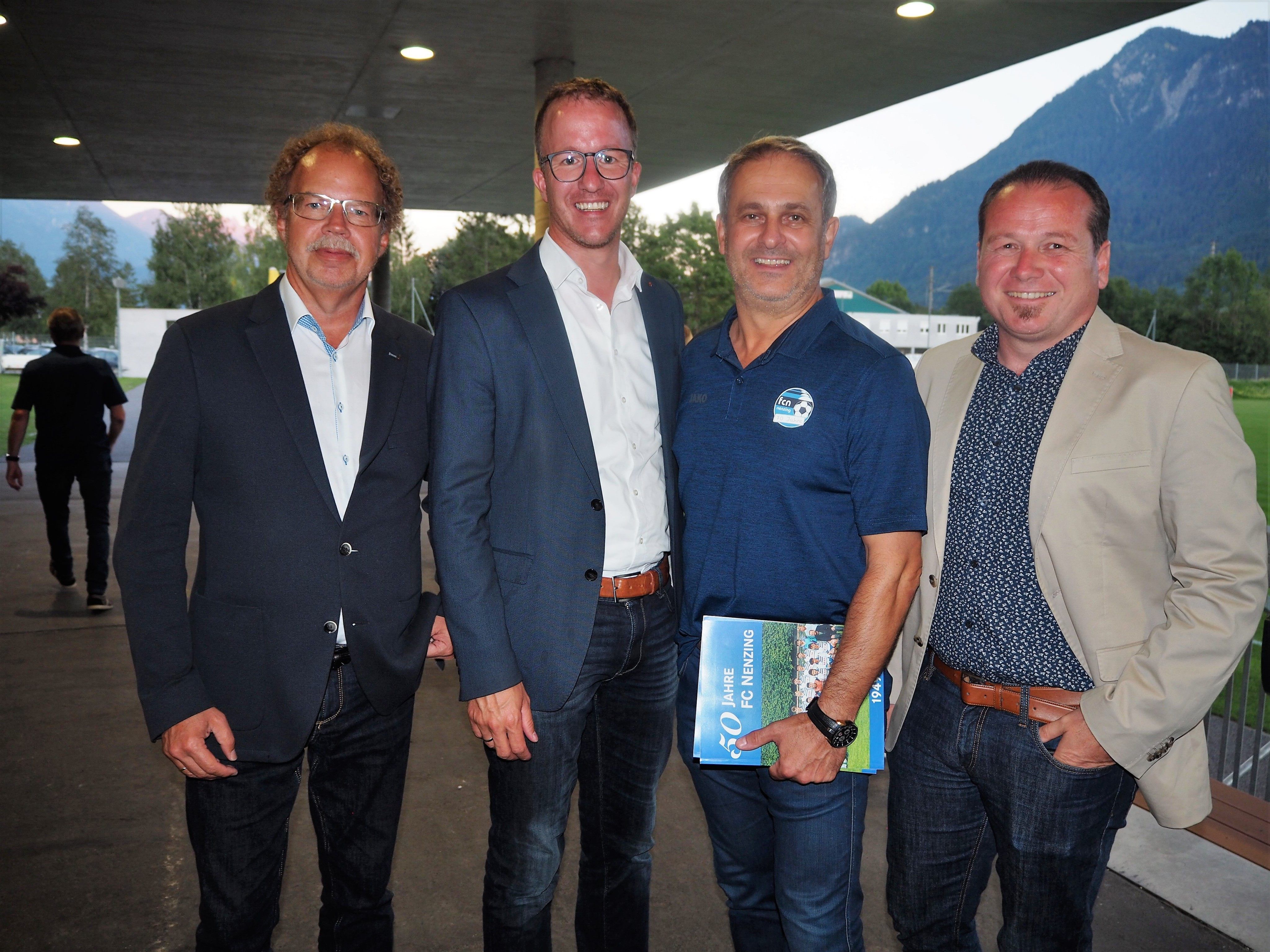 Feierten den FC Nenzing: Bgm. Florian Kasseroler, Landesrat Christian Gantner, Obmann Joachim Ganahl und der Landtagsabgeordnete Harald Witwer.