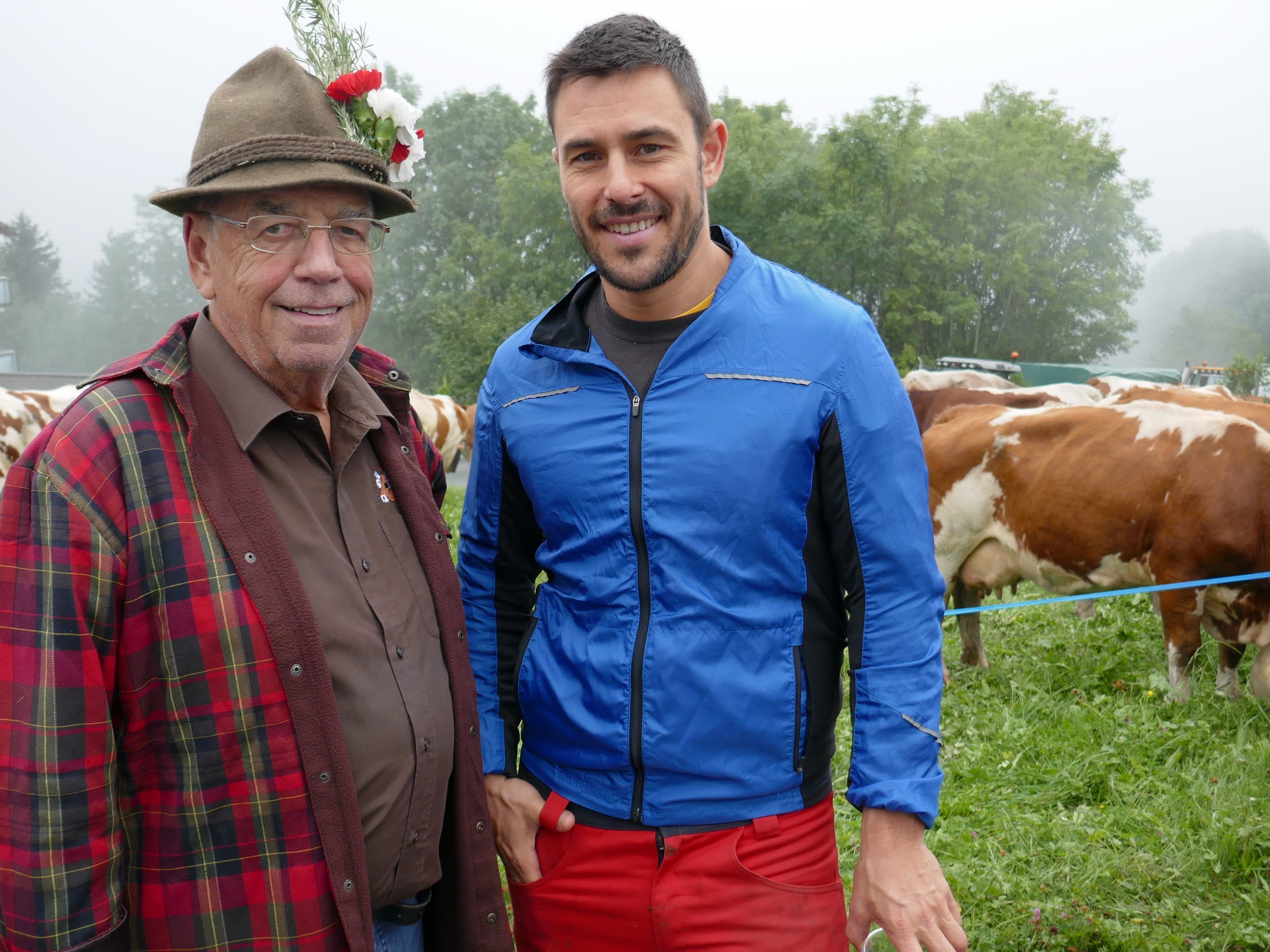 Landwirt Manuel Barwart aus Röns (re.) ist außerordentlich zufrieden über die Organisation und Kommunikation mit Alpmeister Anton Nachbaur (li.) und seinem Alpteam.