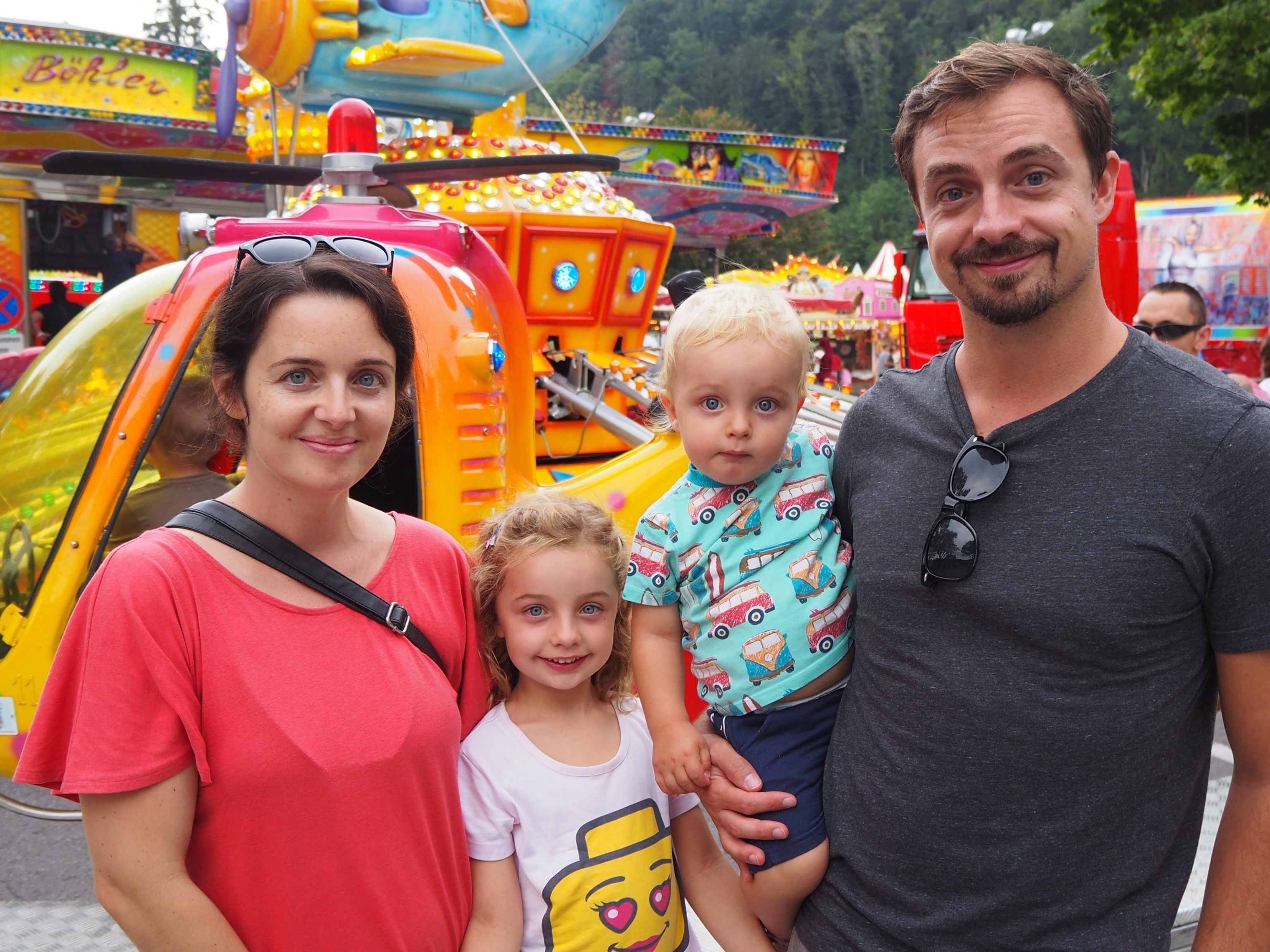 Familienausflug: Mama Katharina, Papa Mario mit Anton und Carlotta