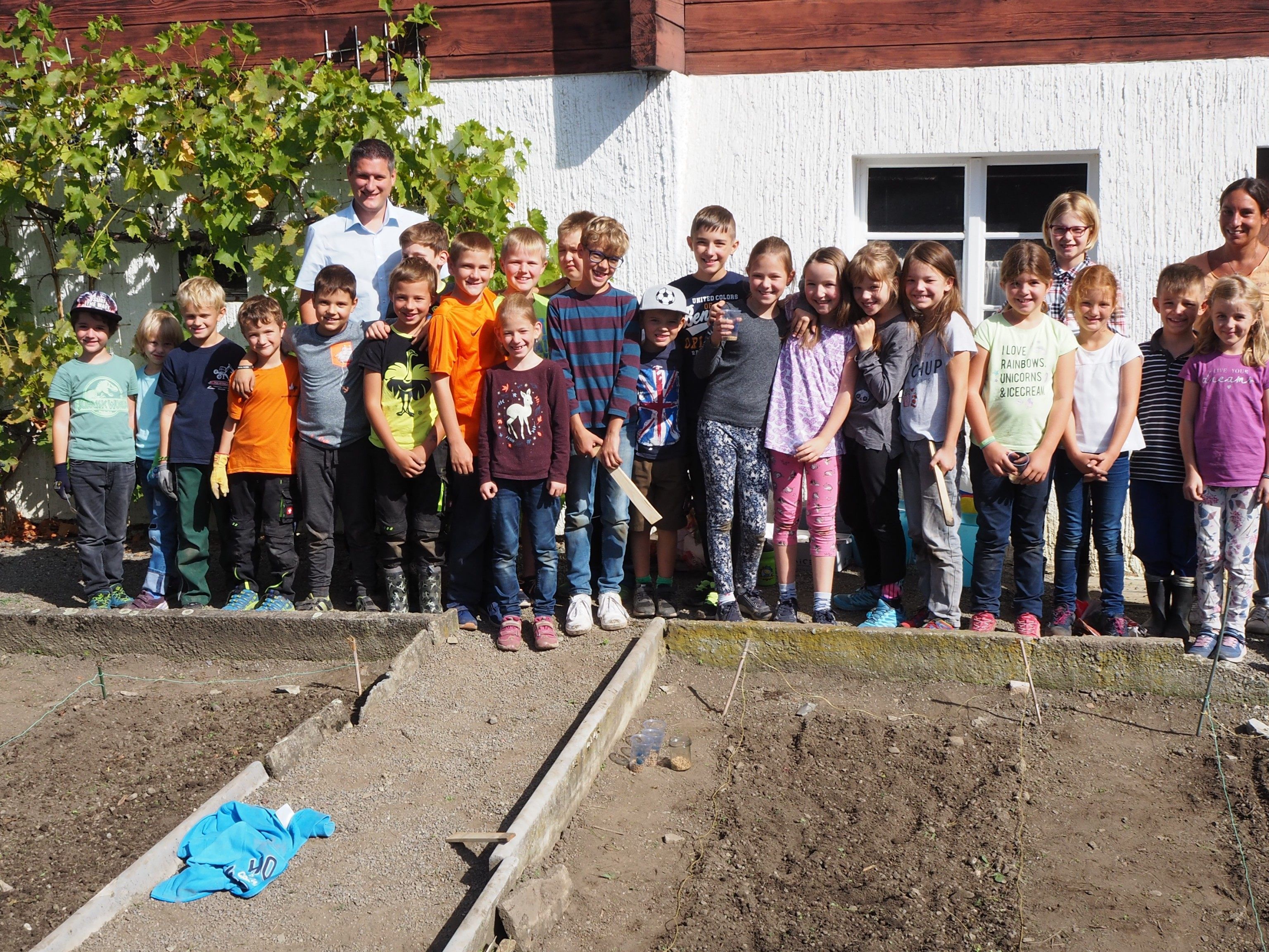 Die Schüler in ihrem neuen Garten mit Lehrerin Eva Krahbichler und Bürgermeister Steve Mayr Die Schüler in ihrem neuen Garten mit Lehrerin Eva Krahbichler und Bürgermeister Steve Mayr