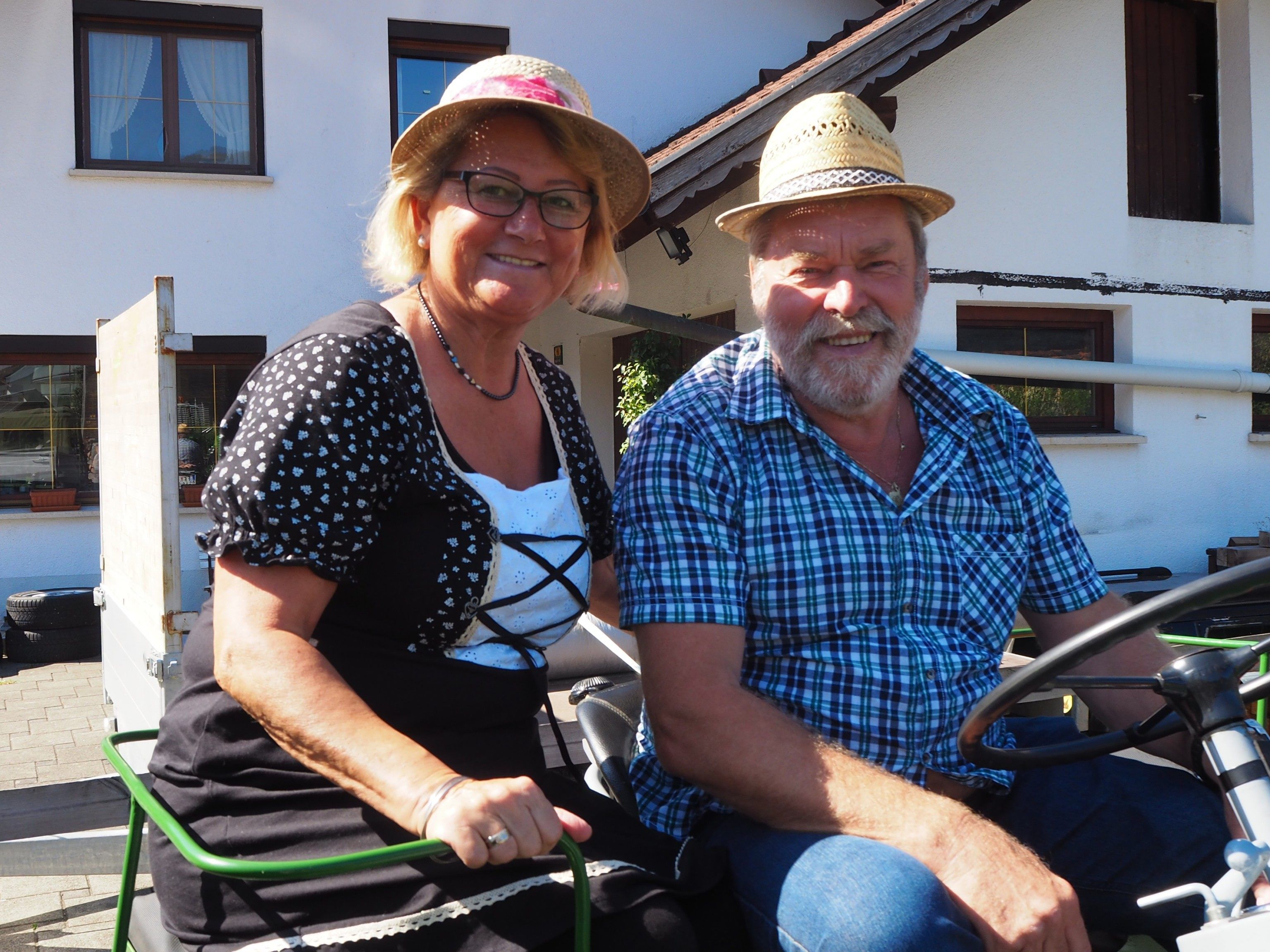 Helga und Arno Madlener auf einem Steyr T80 Baujahr 1955 Helga und Arno Madlener auf einem Steyr T80 Baujahr 1955