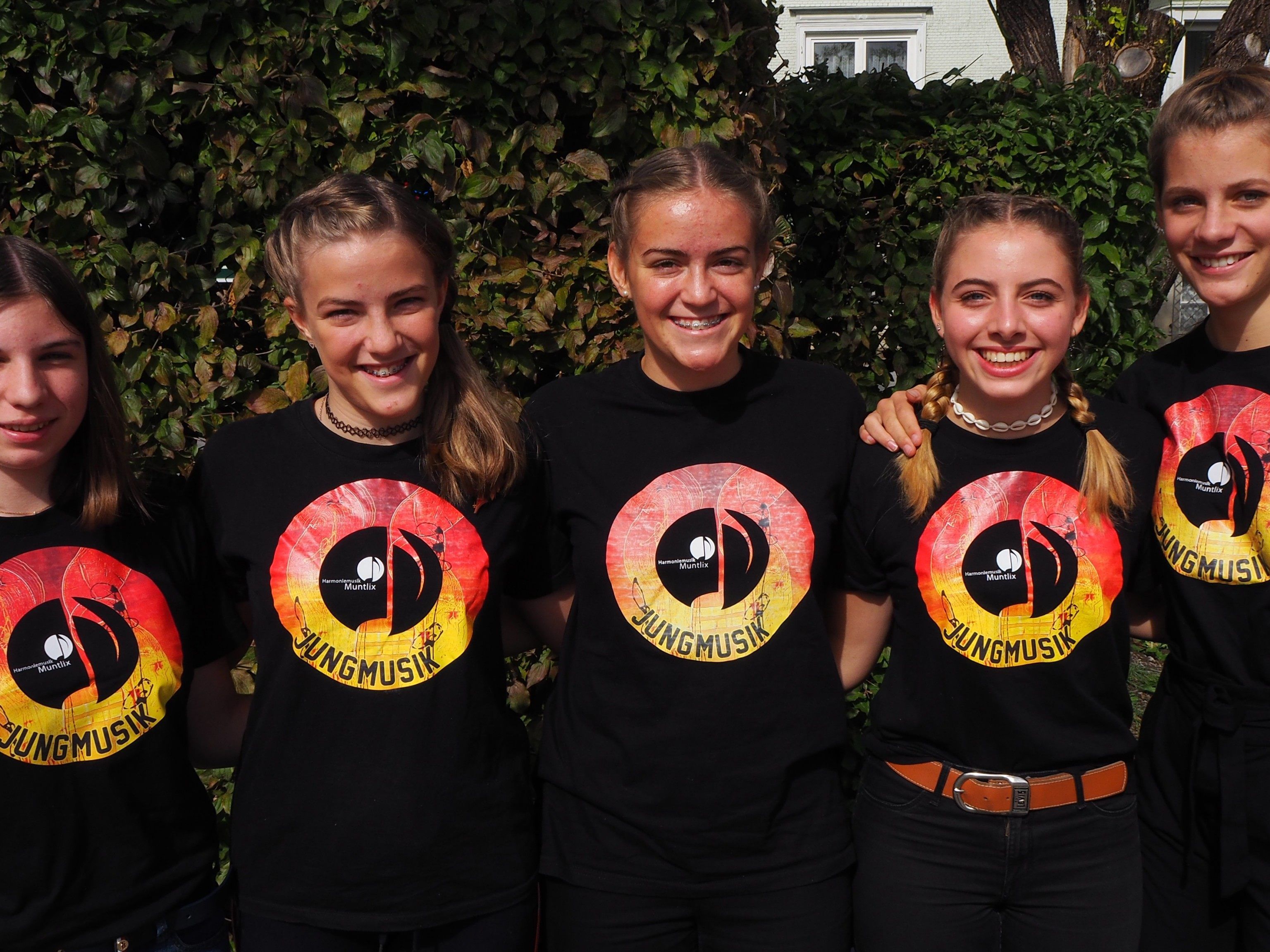 Jungmusikerinnen fiebern auf ihren Auftritt: Marcelina, Mirijam, Patricia, Antonia, Anna Jungmusikerinnen fiebern auf ihren Auftritt: Marcelina, Mirijam, Patricia, Antonia, Anna