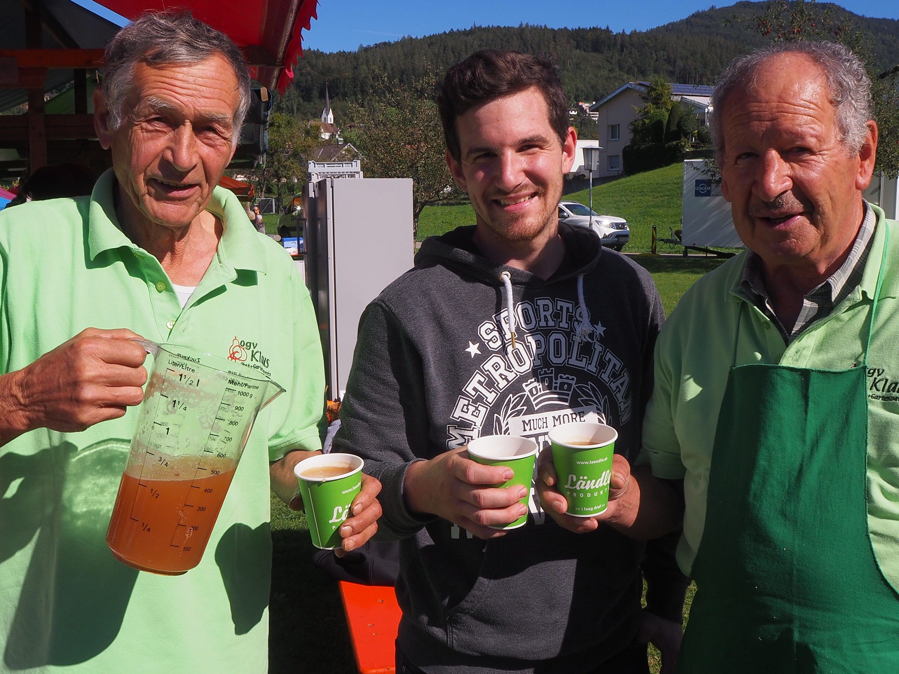 Beim OGV Klaus wurde frischer Süßmost gepresst: Erich, Tobias, Walter Beim OGV Klaus wurde frischer Süßmost gepresst: Erich, Tobias, Walter