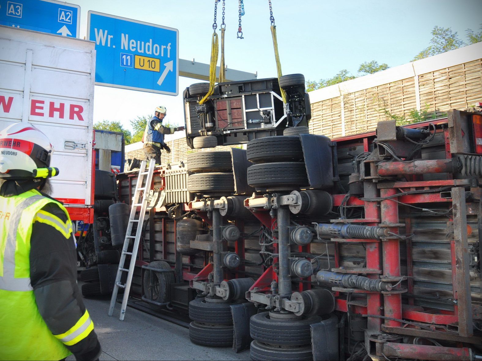 Die Feuerwehr stand rund zweieinhalb Stunden im Einsatz. Die Feuerwehr stand rund zweieinhalb Stunden im Einsatz.