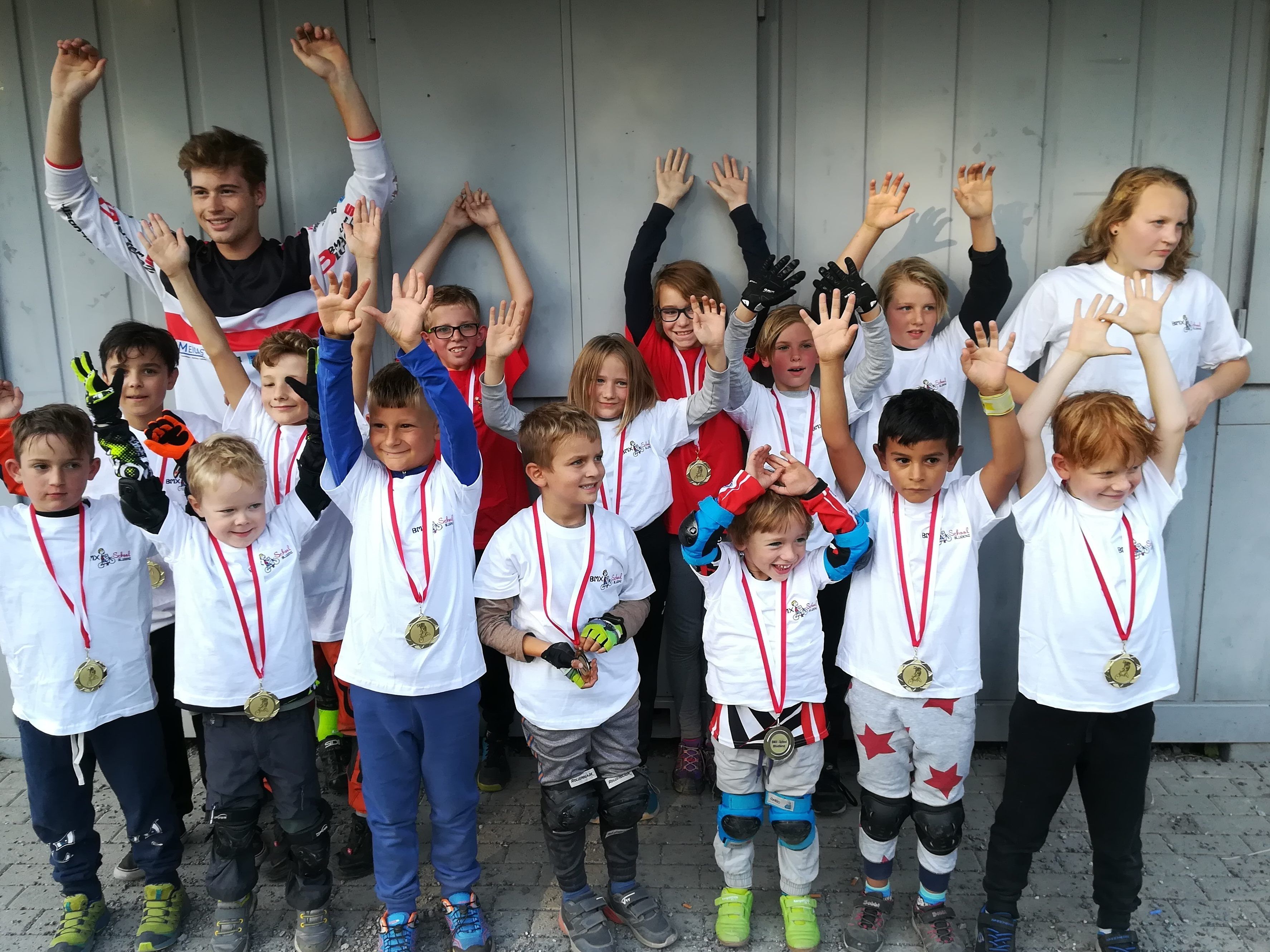 Jugendcoach Noah Muther mit den Absolventen
