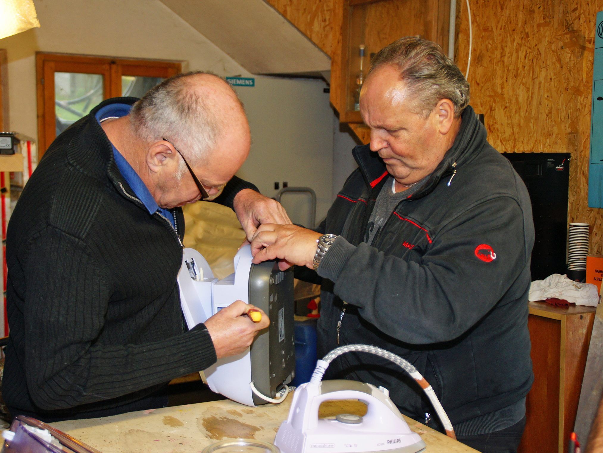 Martin Willi und Hubert Domig sind zwei der ehrenamtlichen Helfer, welche bei der Reparatur von Elektrokleingeräte behilflich sind. Martin Willi und Hubert Domig sind zwei der ehrenamtlichen Helfer, welche bei der Reparatur von Elektrokleingeräte behilflich sind.
