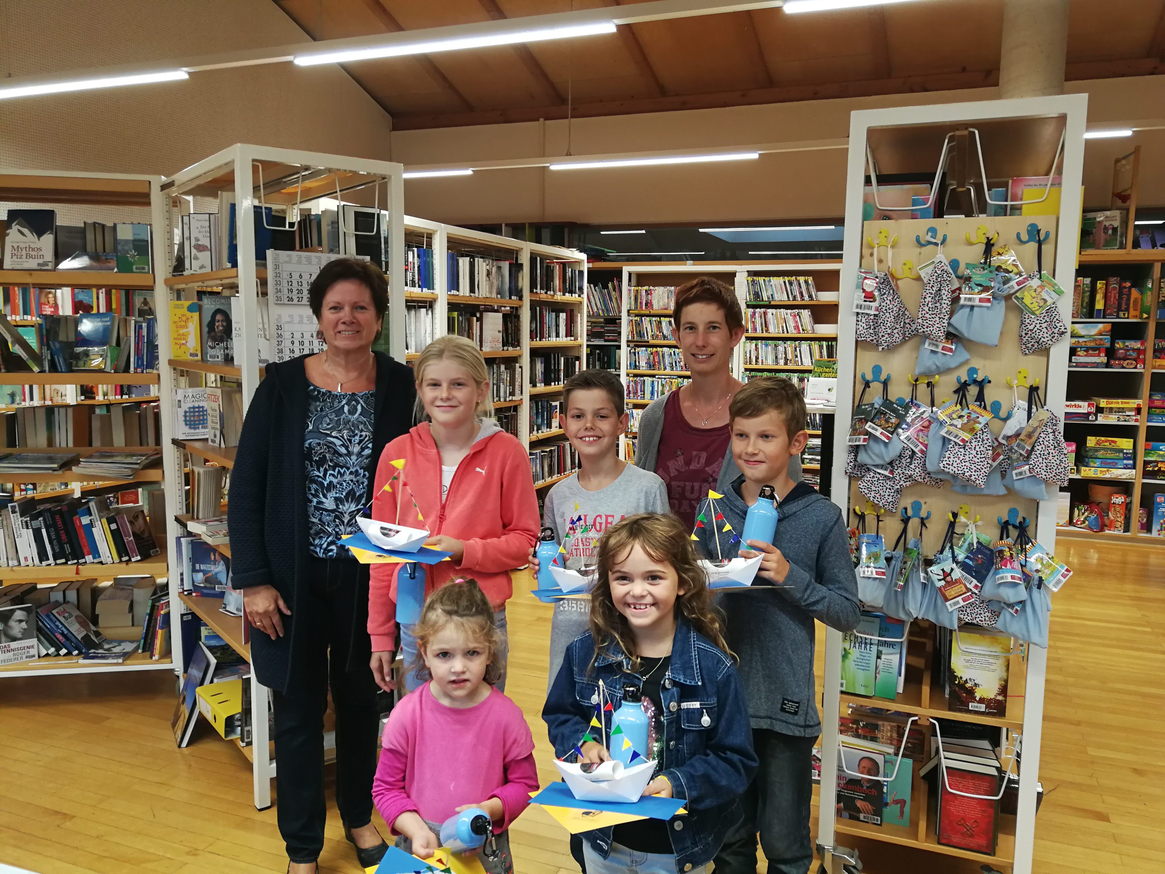 Bilduntertitel: Bürgermeisterin Gabriele Mähr und Beate Mähr mit den Gewinnern