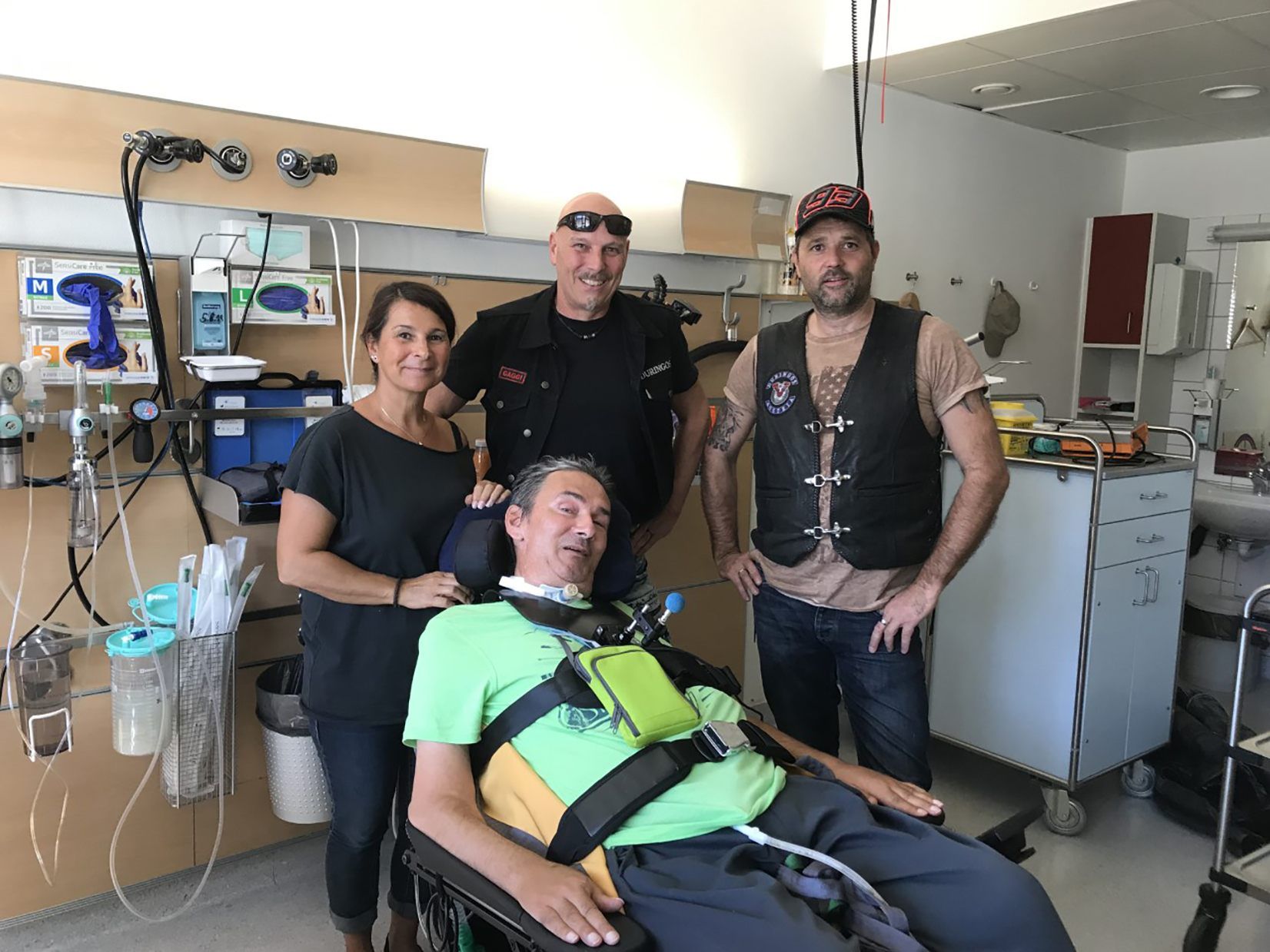 Präsident Günter Gassner und Michael Atzmüller vom Thüringer Motorradclub MC Duringos Austria übergaben Alexandra und Gerhard H. eine großzügige Spende.