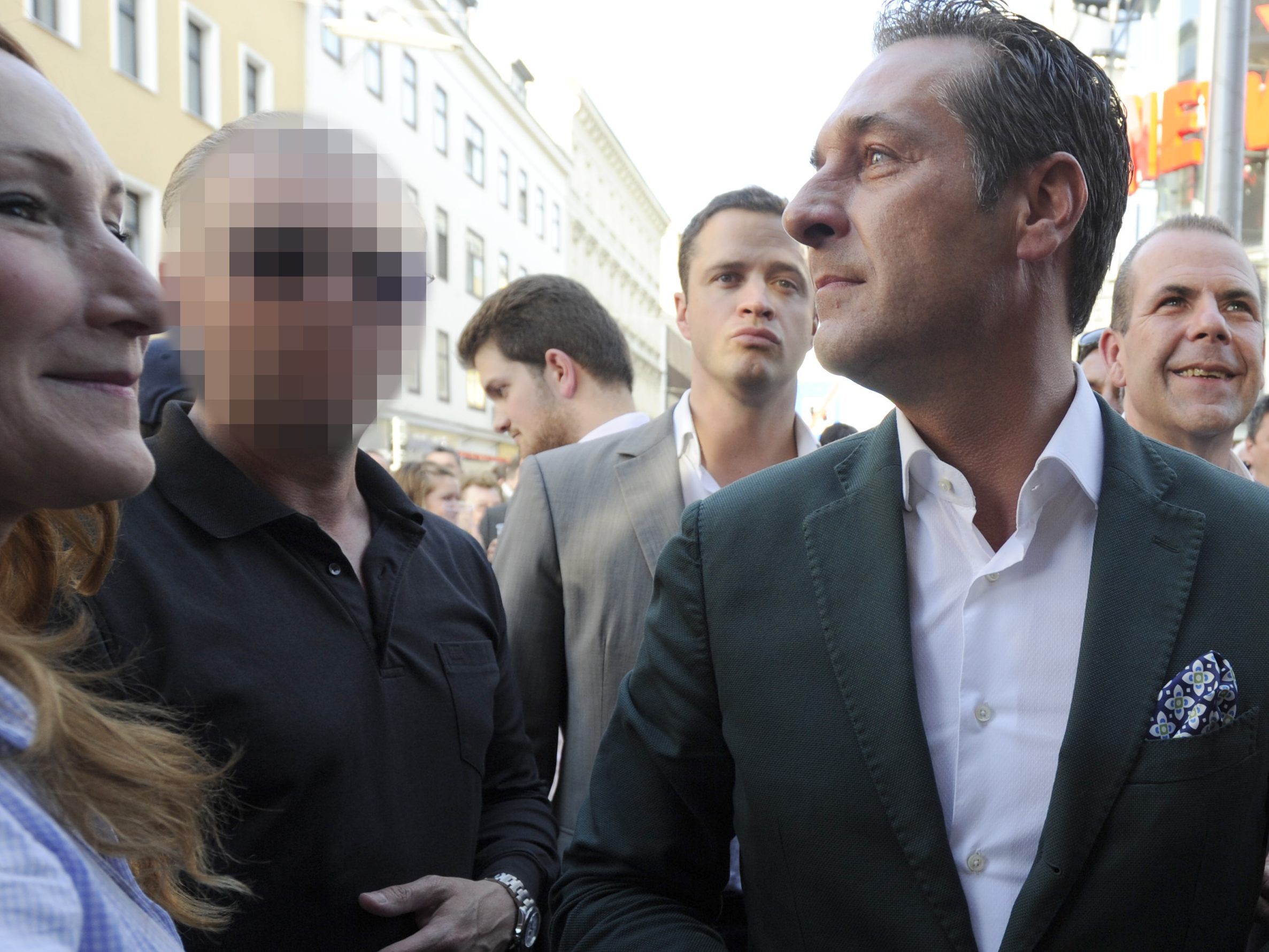 Der damalige FPÖ-Chef Heinz Christian Strache und sein Sicherheitsmann (l.) im Rahmen einer Wahlkampfveranstaltung in Wien am 22. Mai 2014. Der damalige FPÖ-Chef Heinz Christian Strache und sein Sicherheitsmann (l.) im Rahmen einer Wahlkampfveranstaltung in Wien am 22. Mai 2014.