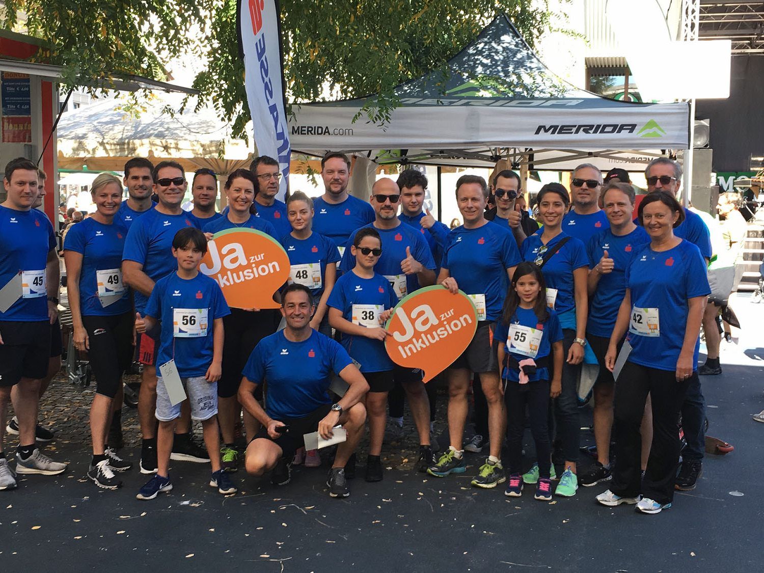 Das Team der Sparkasse mit Filialleiter Christoph Staudacher (unten M.). Das Team der Sparkasse mit Filialleiter Christoph Staudacher (unten M.).