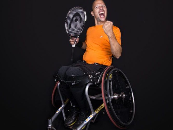 Für Rollstuhltennis-Spieler Thomas Flax veranstalten Lions-Basketballer ein Showkochen. Für Rollstuhltennis-Spieler Thomas Flax veranstalten Lions-Basketballer ein Showkochen.