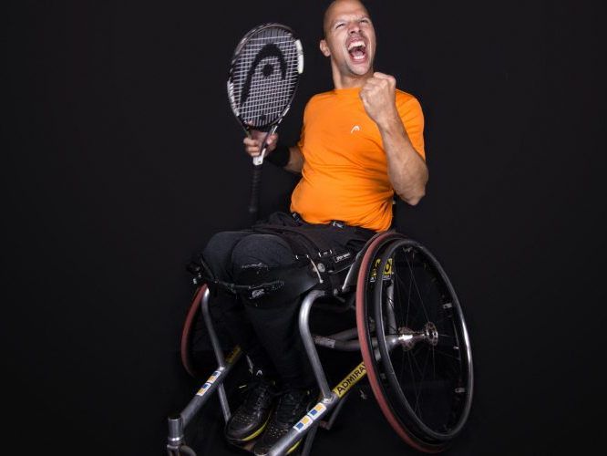 Für Rollstuhltennis-Spieler Thomas Flax veranstalten Lions-Basketballer ein Showkochen.