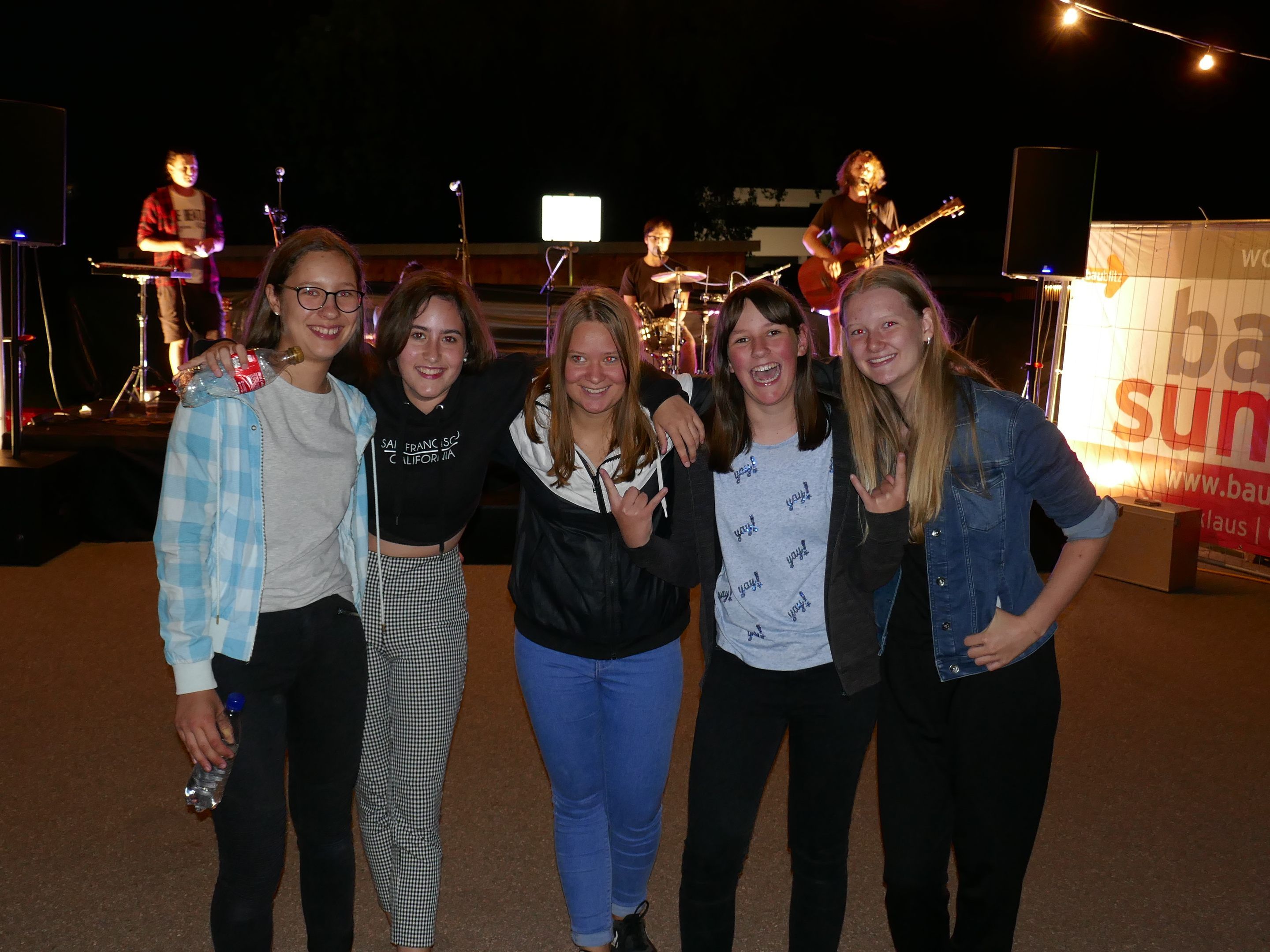 Katharina, Chiara, Amelie, Julia und Pauline genossen die mitreißende Stimmung beim Sommerfest in Fraxern. Katharina, Chiara, Amelie, Julia und Pauline genossen die mitreißende Stimmung beim Sommerfest in Fraxern.
