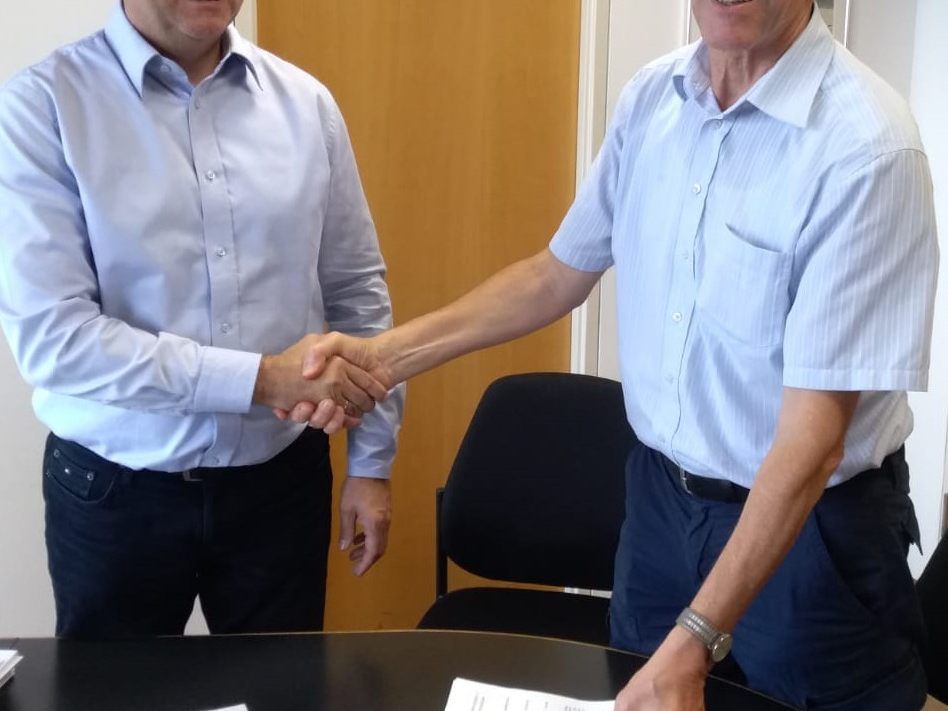 Christoph Alton bei der Übergabe der Unterstützungserklärungen im Landhaus Christoph Alton bei der Übergabe der Unterstützungserklärungen im Landhaus