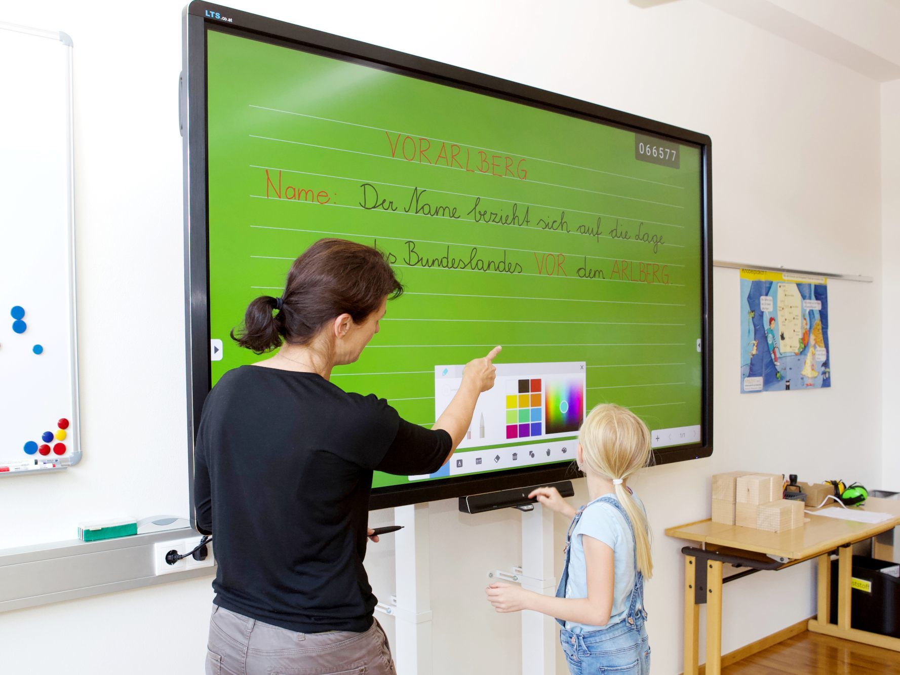 Schüler und Lehrer freuen sich über die neuen Smartboards