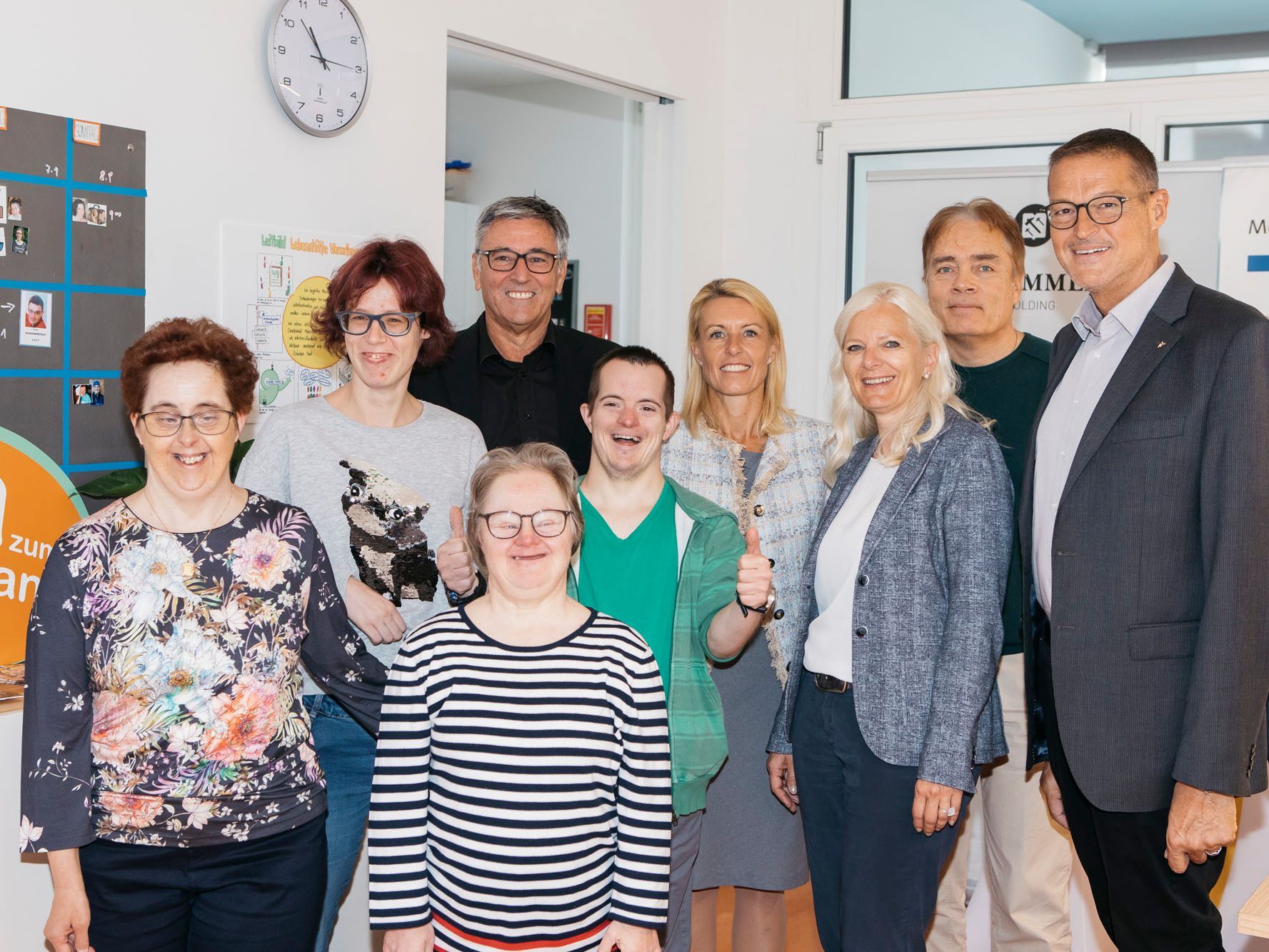 Die BewohnerInnen des Quartier ILLUFER mit Bgm. Wolfgang Matt, Petra Kreuzer (F.M. Hämmerle), Michaela Wagner- Braito und Andreas Dipold (beide Lebenshilfe) sowie LR Christian Bernhard. Die BewohnerInnen des Quartier ILLUFER mit Bgm. Wolfgang Matt, Petra Kreuzer (F.M. Hämmerle), Michaela Wagner- Braito und Andreas Dipold (beide Lebenshilfe) sowie LR Christian Bernhard.