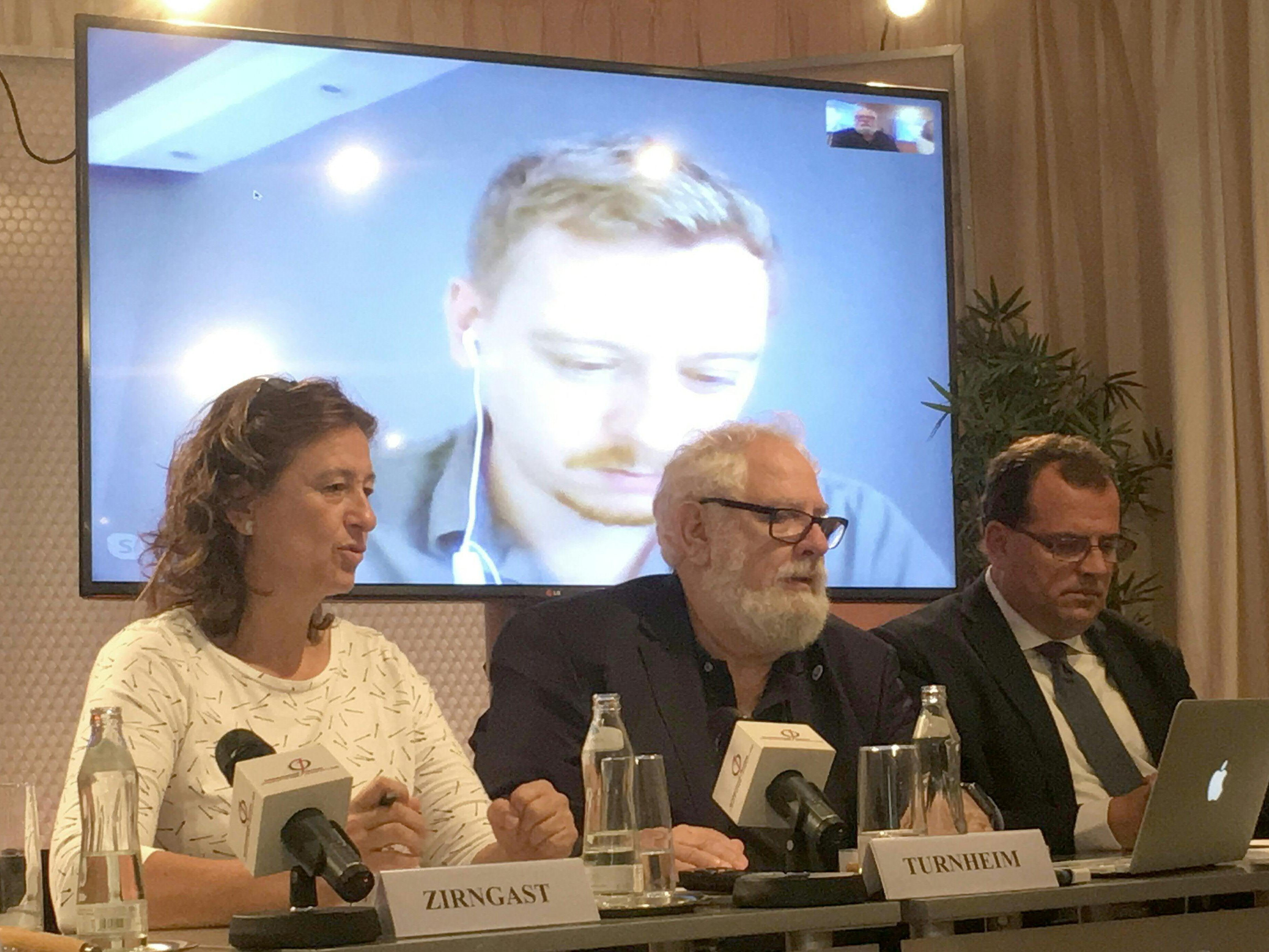 Bei der Pressekonferenz in Wien wurde Max Zirngast zugeschalten. Bei der Pressekonferenz in Wien wurde Max Zirngast zugeschalten.