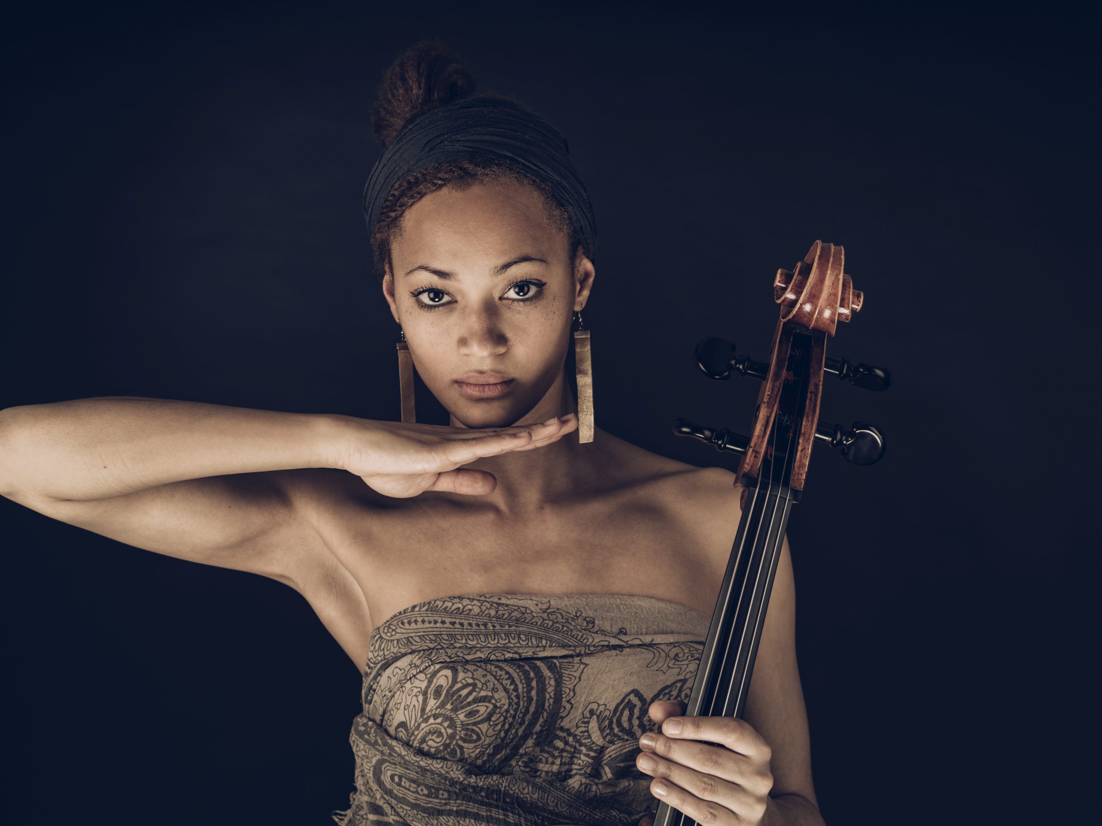 Die Wiener Cellistin und Singer-Songwriterin Marie Spaemann ist Intendantin in Residence bei der Herbstausgabe der .alpenarte 2019. Die Wiener Cellistin und Singer-Songwriterin Marie Spaemann ist Intendantin in Residence bei der Herbstausgabe der .alpenarte 2019.
