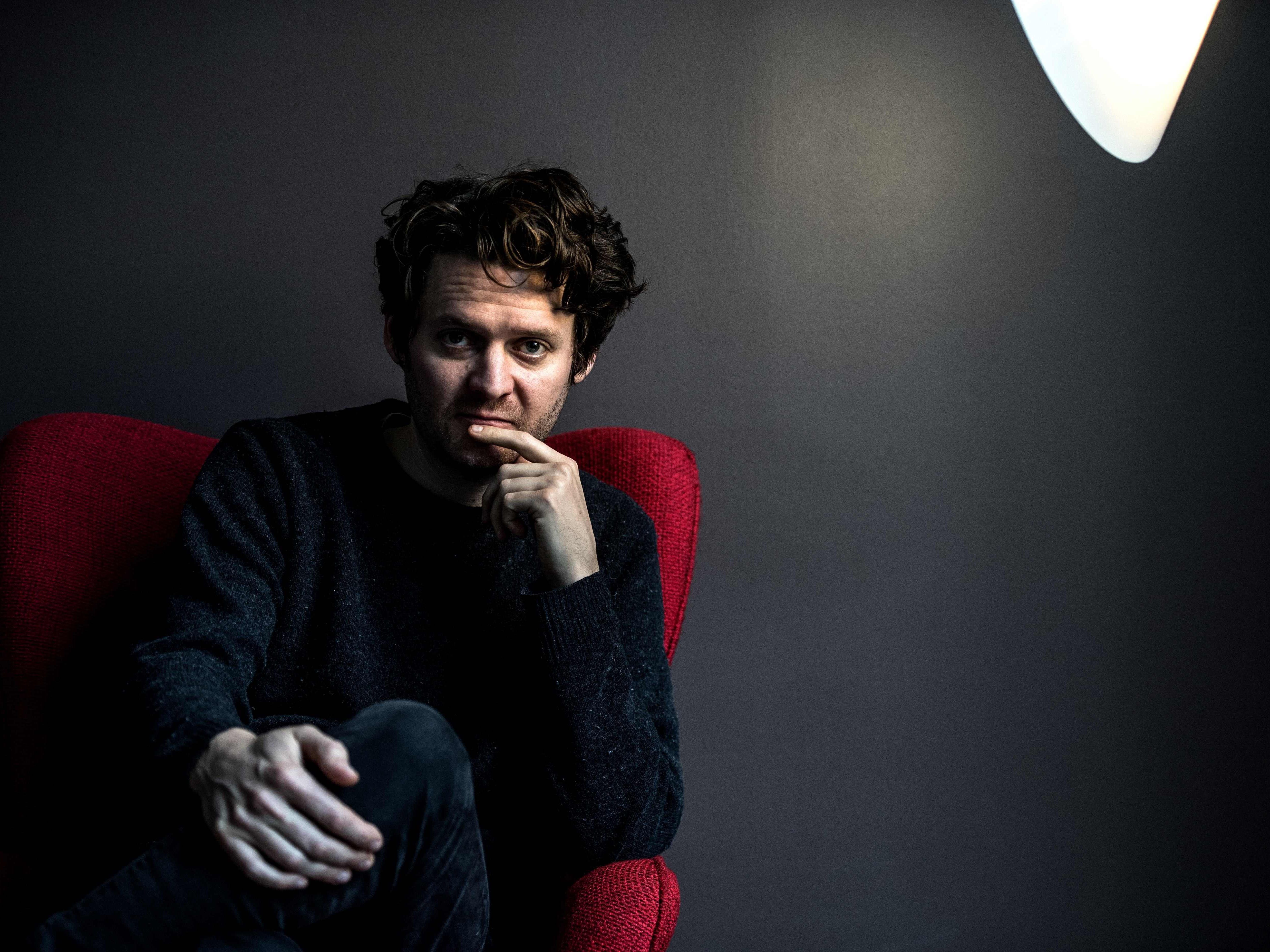 Der Beirut-Sänger Zach Condon leidet an einer Kehlkopfentzündung. Der Beirut-Sänger Zach Condon leidet an einer Kehlkopfentzündung.