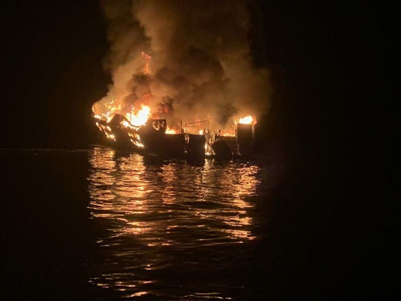 Die Passagiere schliefen, als das Boot in Flammen ausbrach. Die Passagiere schliefen, als das Boot in Flammen ausbrach.