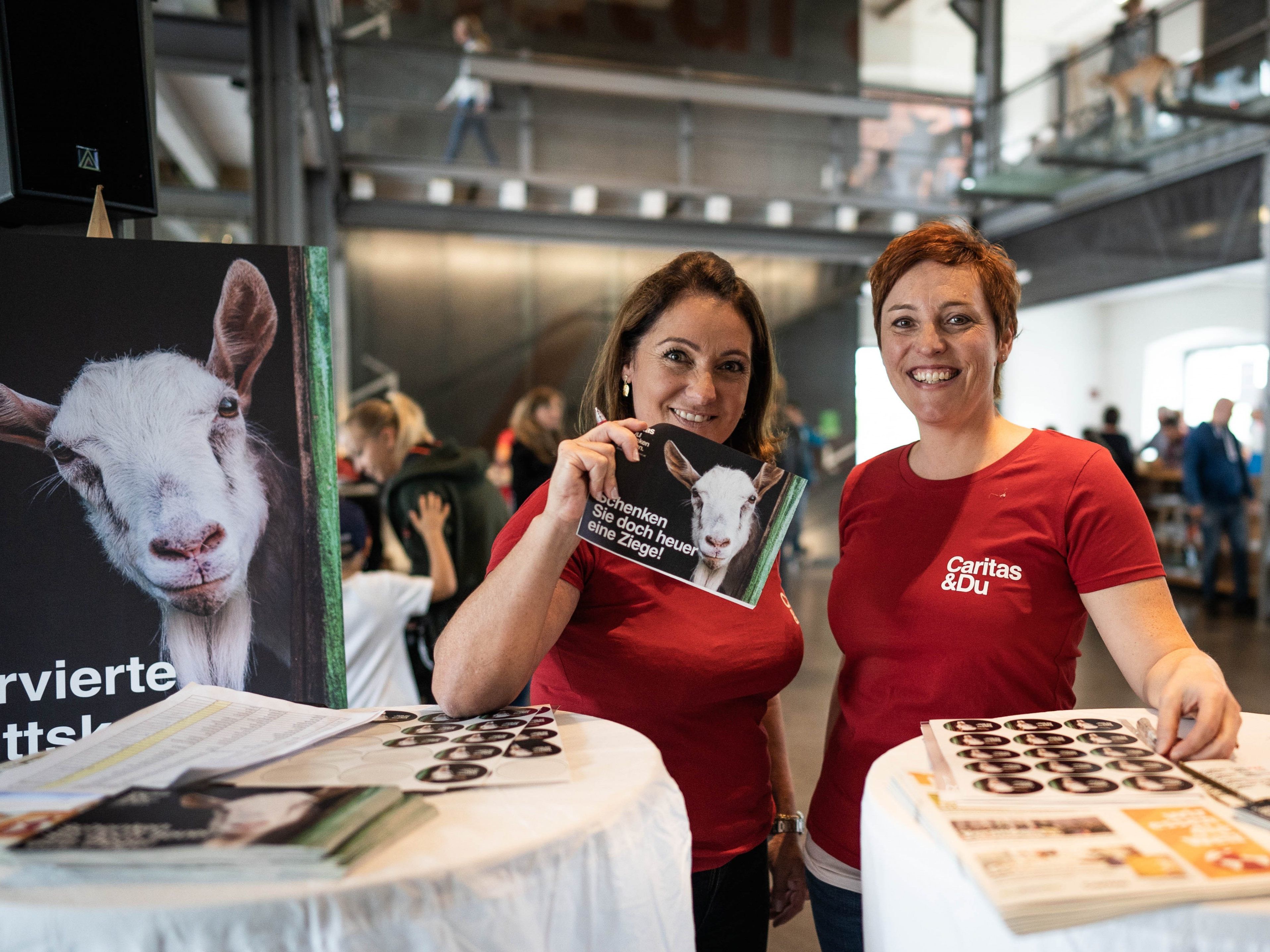 Jasmin Feiertag und Anja Rümmele-Peintner von der Caritas stellten den BesucherInnen die „Schenken mit Sinn-Projekte“ der Caritas vor.