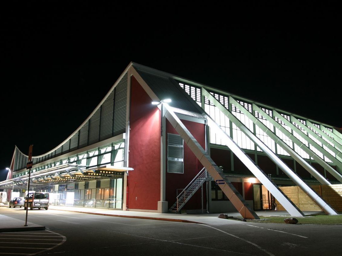 Bis Ende September ist der Flughafen außer Betrieb. Bis Ende September ist der Flughafen außer Betrieb.