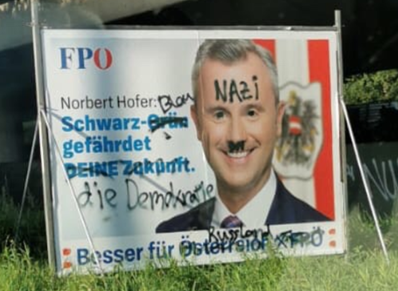 Das beschmierte Plakat in Götzis.