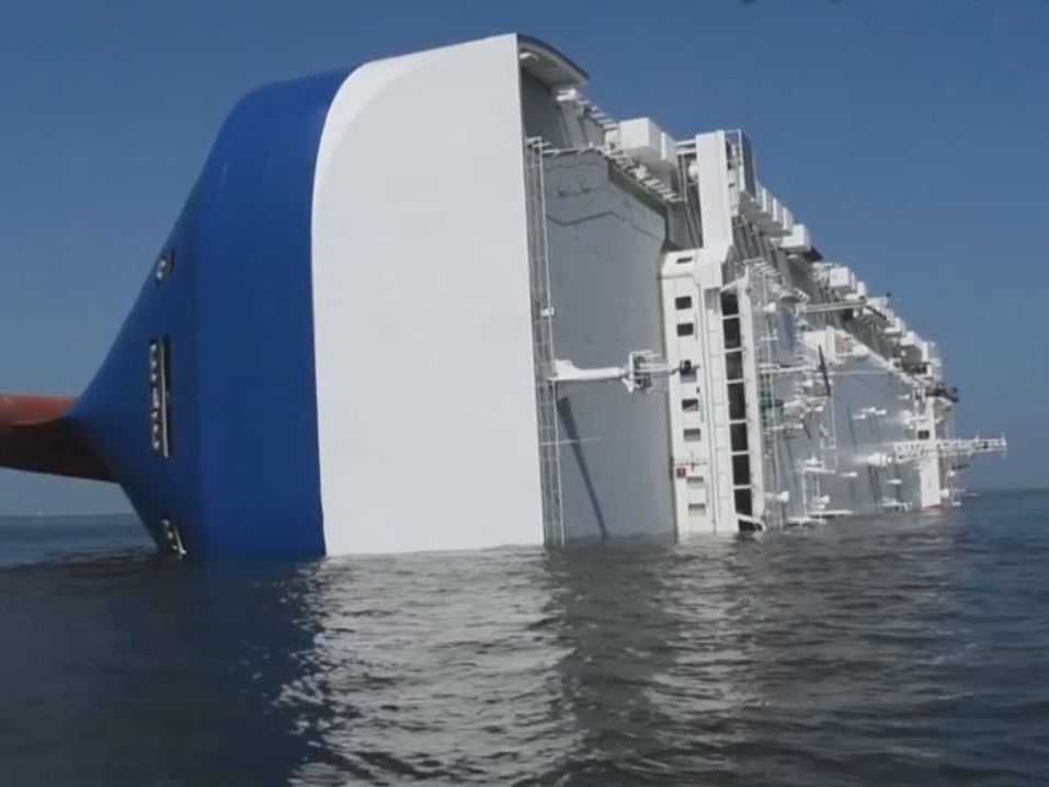 Vor der Küste von Georgia ist ein Frachtschiff gekentert. Vier Menschen werden immer noch vermisst.