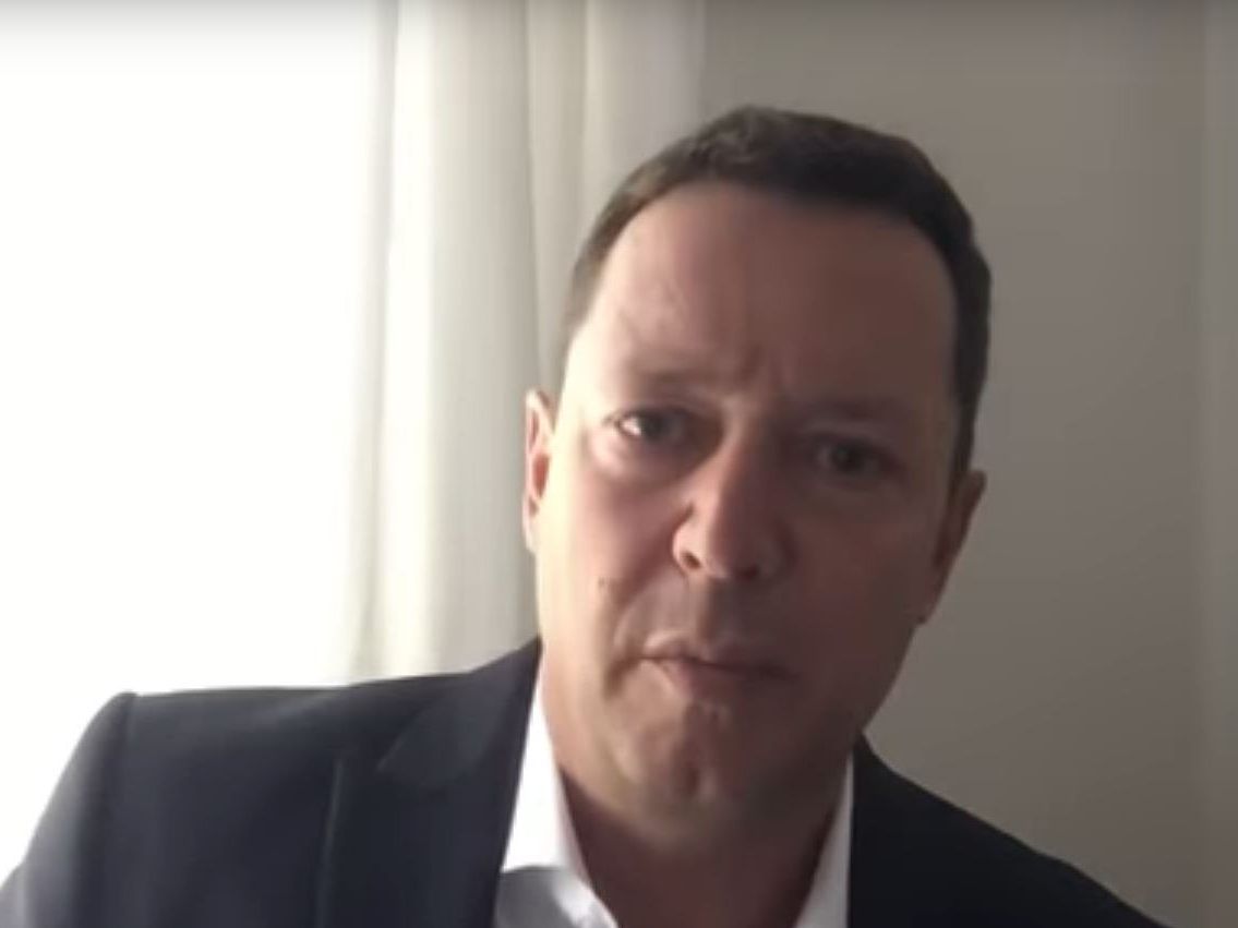 Der Komiker imitiert Andreas Herzog. Der Komiker imitiert Andreas Herzog.
