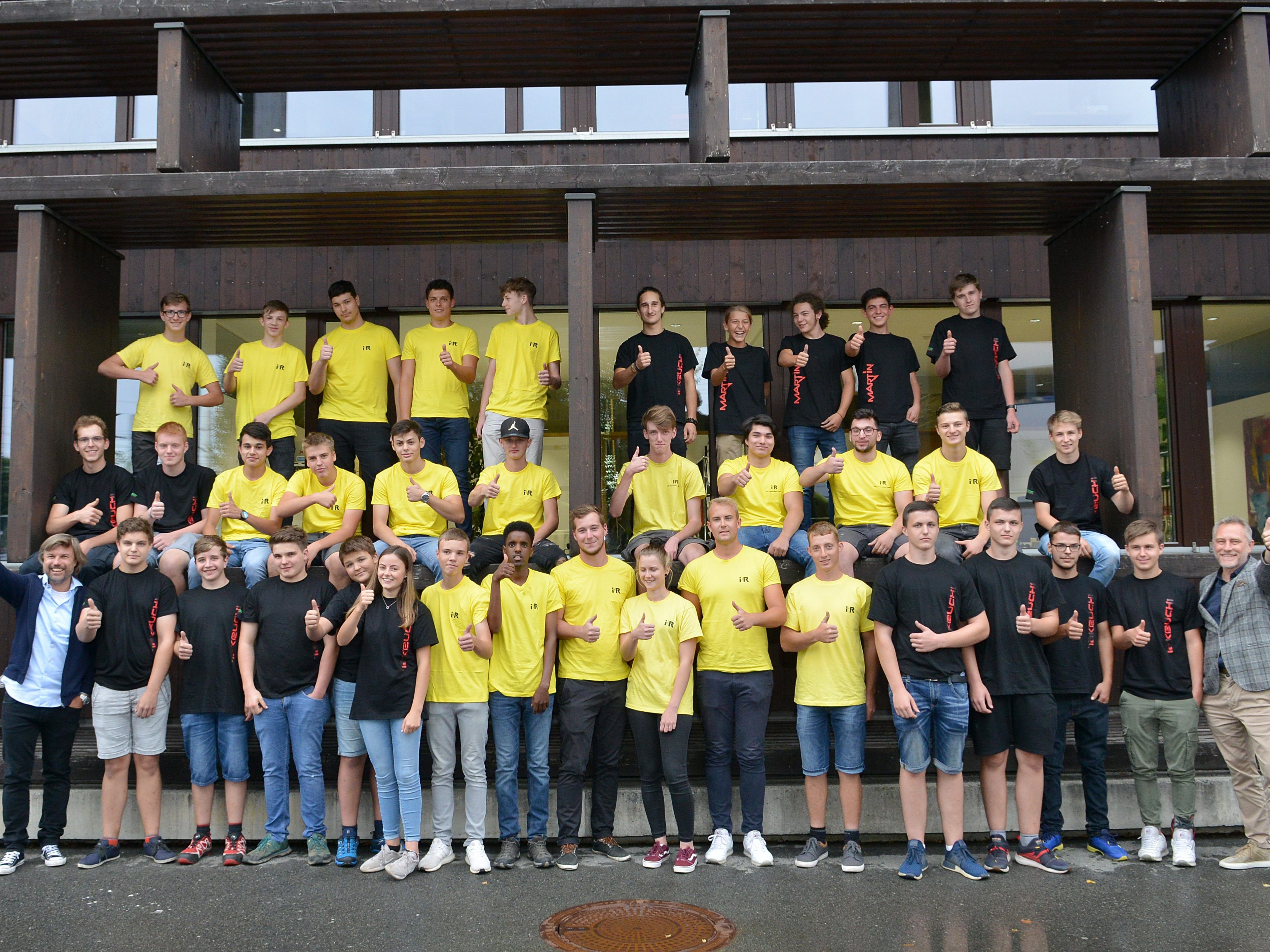 40 Lehrlinge beginnen ihre Ausbildung bei der i+R Gruppe – im Bild mit den Eigentümern Joachim Alge und Reinhard Schertler 40 Lehrlinge beginnen ihre Ausbildung bei der i+R Gruppe – im Bild mit den Eigentümern Joachim Alge und Reinhard Schertler