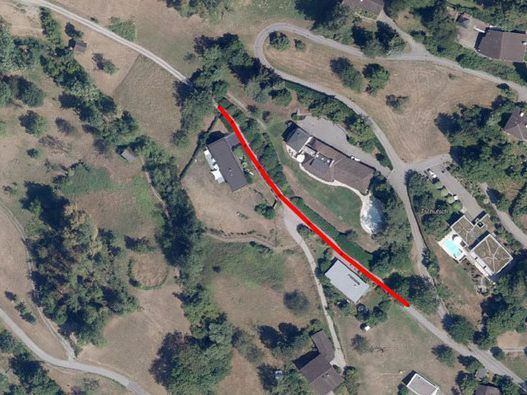 Die Gemeindestraße muss nach Ansicht der Gemeinde etwa im Bereich der roten Markierung verbreitert werden. Die Gemeindestraße muss nach Ansicht der Gemeinde etwa im Bereich der roten Markierung verbreitert werden.