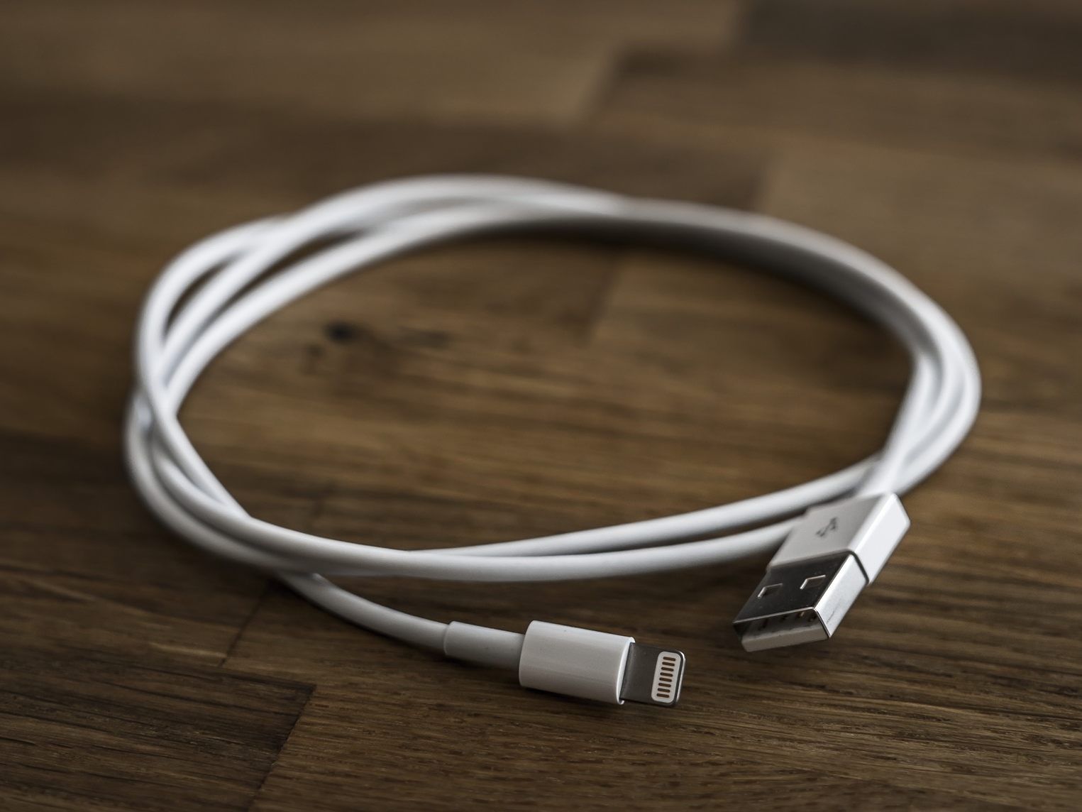 Der Mann soll seine Ex-Freundin mit einem Ladekabel gewürgt haben. Der Mann soll seine Ex-Freundin mit einem Ladekabel gewürgt haben.