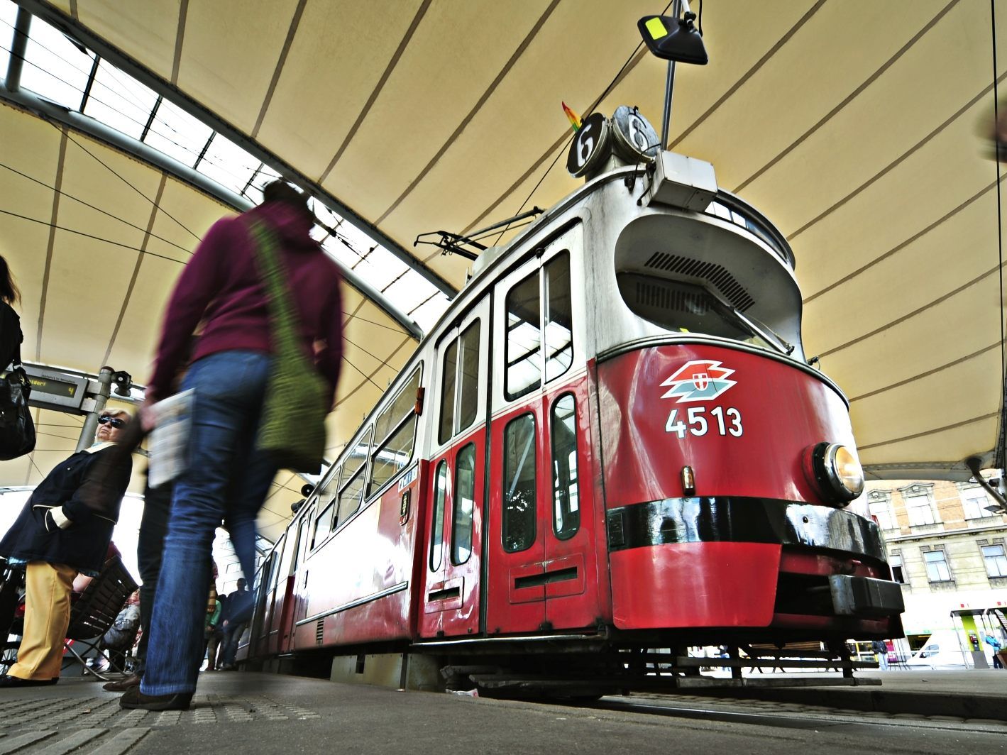 Die Hinweise sind auf Plakaten in den Bussen, Bims und U-Bahnen der Wiener Linien angebracht.