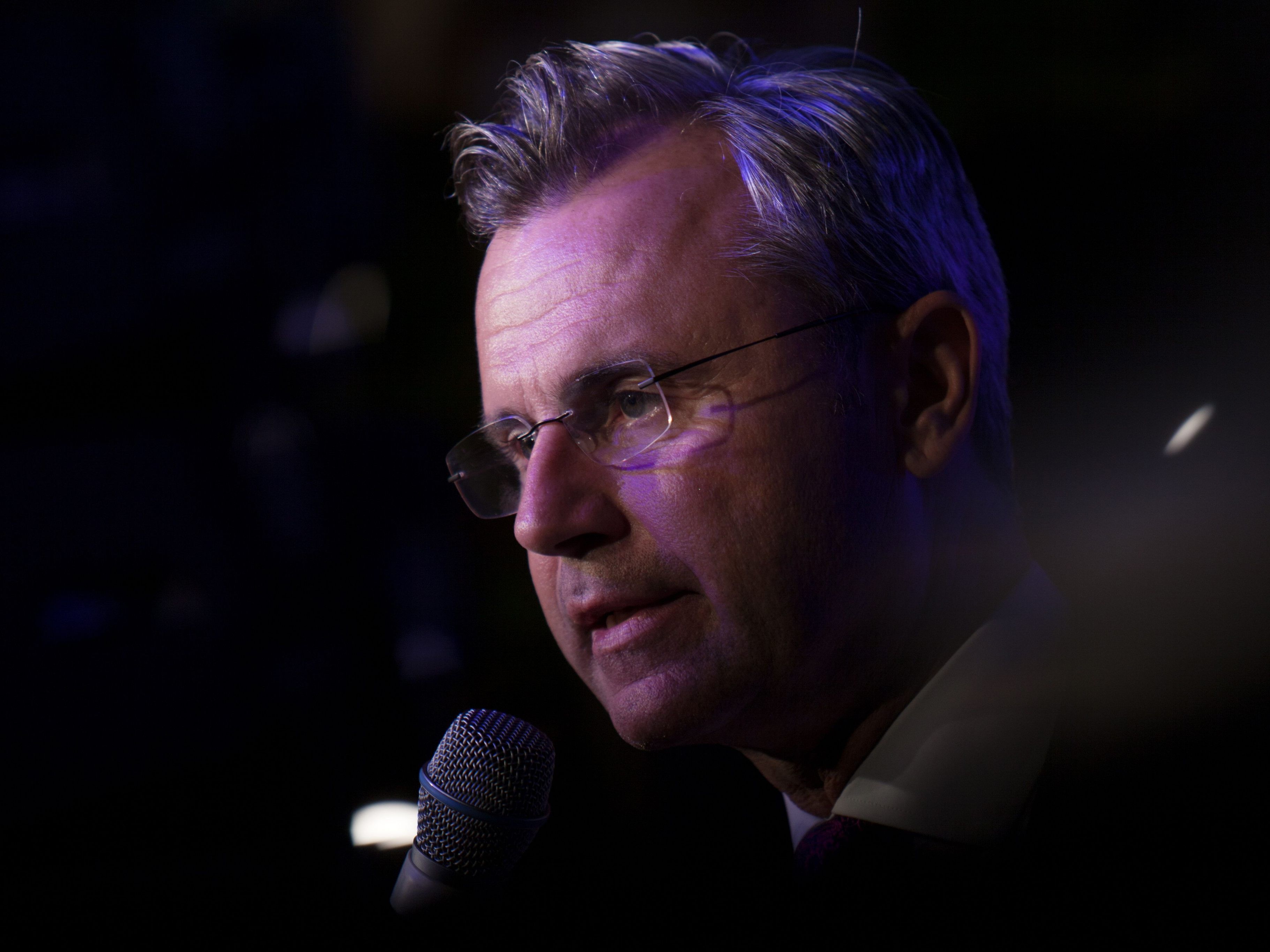Norbert Hofer nähert sich im Wahlkampf immer mehr Kickl an. Norbert Hofer nähert sich im Wahlkampf immer mehr Kickl an.