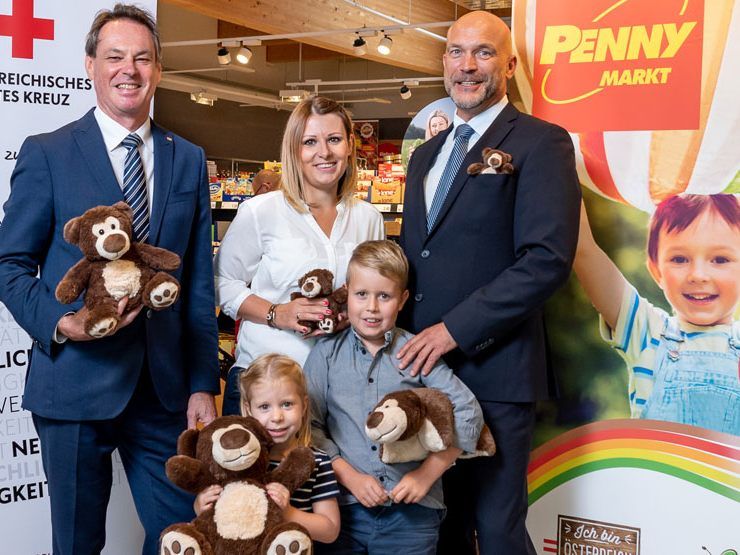 (v.l.n.r.) Mag. Michael Opriesnig, Generalsekretär ÖRK, PENNY Category Manager Kathrin Riegler mit Ihren Kindern sowie PENNY Geschäftsführer Ralf Teschmit (v.l.n.r.) Mag. Michael Opriesnig, Generalsekretär ÖRK, PENNY Category Manager Kathrin Riegler mit Ihren Kindern sowie PENNY Geschäftsführer Ralf Teschmit