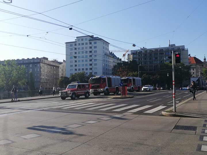 Die Feuerwehr war kurz vor 9 Uhr mit einem Großaufgebot am Wiener Schwedenplatz. Die Feuerwehr war kurz vor 9 Uhr mit einem Großaufgebot am Wiener Schwedenplatz.