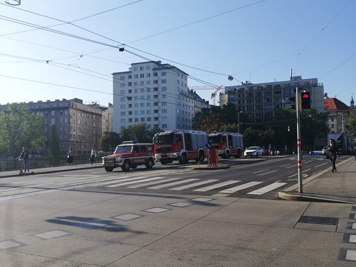 Die Feuerwehr war kurz vor 9 Uhr mit einem Großaufgebot am Wiener Schwedenplatz.