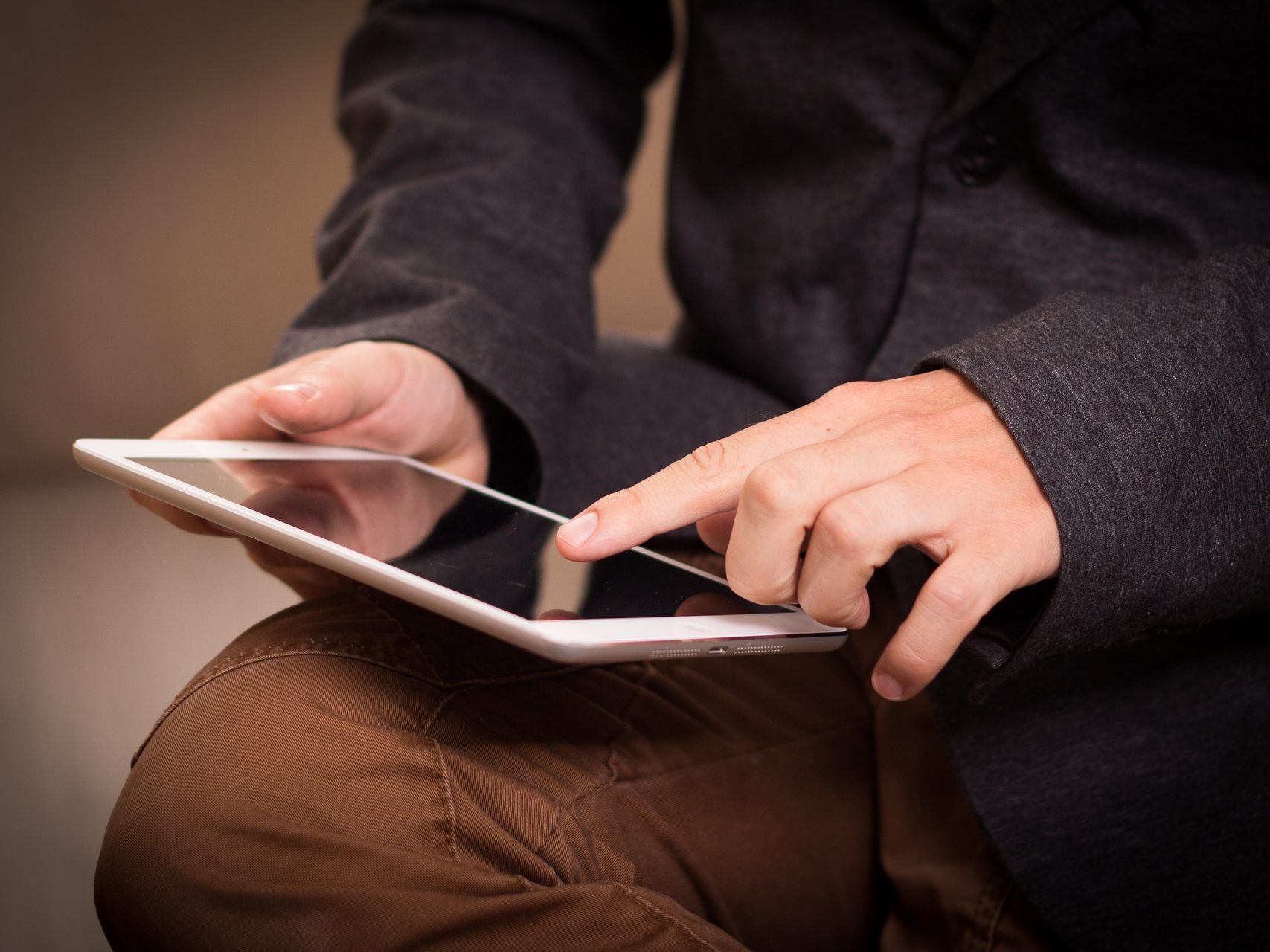 Mit dem Hand oder dem Tablet kann das Labor überall hin befördert werden.