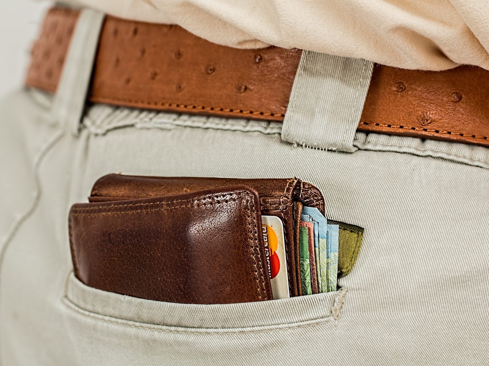 Die beiden Diebinnen schlugen zu, sobald ihr Opfer aus der Bank kam. Die beiden Diebinnen schlugen zu, sobald ihr Opfer aus der Bank kam.