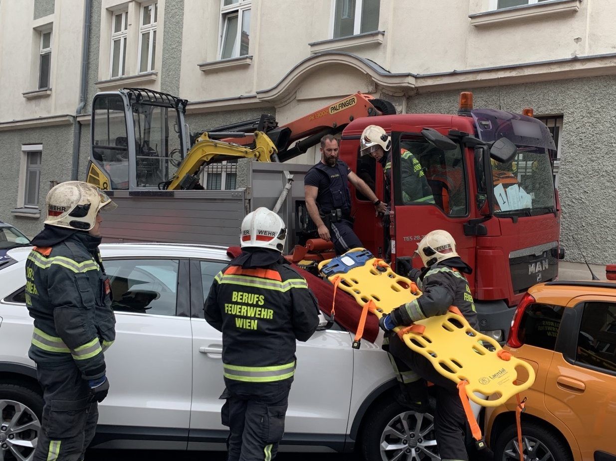 Der Fahrer wurde von den Einsatzkräften aus dem Lkw gehoben. Der Fahrer wurde von den Einsatzkräften aus dem Lkw gehoben.