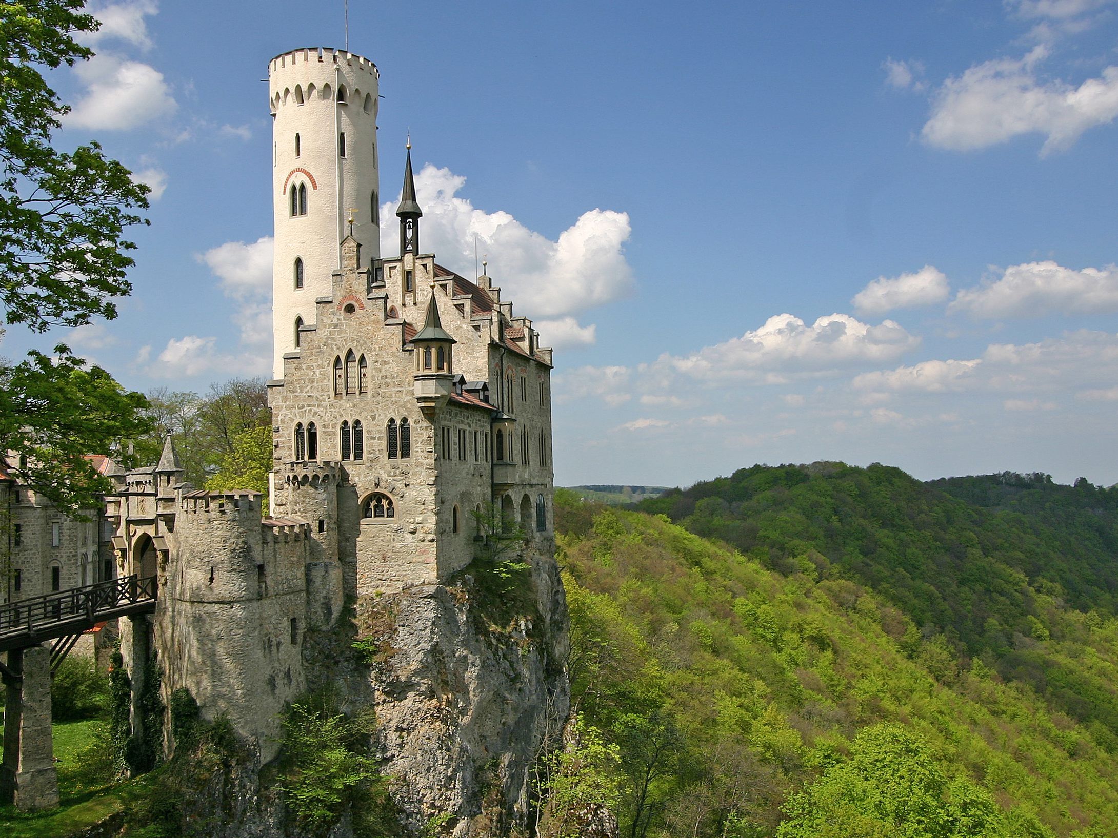Hoch oben auf dem Albtrauf der Schwäbischen Alb thront das Märchenschloss. Hoch oben auf dem Albtrauf der Schwäbischen Alb thront das Märchenschloss.