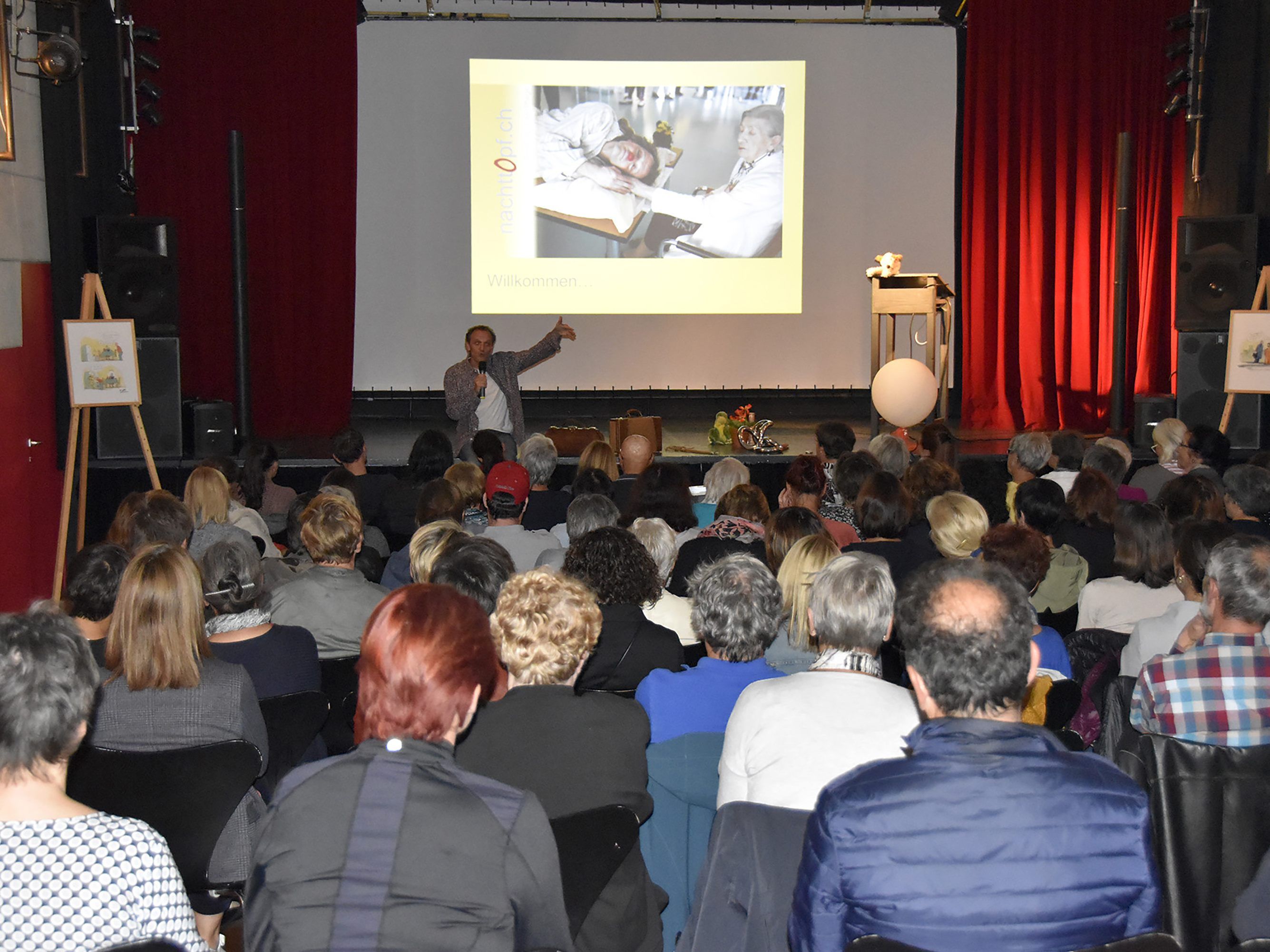 Im Alten Kino informierte Marcel Briand über Humor im Pflegealltag. Im Alten Kino informierte Marcel Briand über Humor im Pflegealltag.