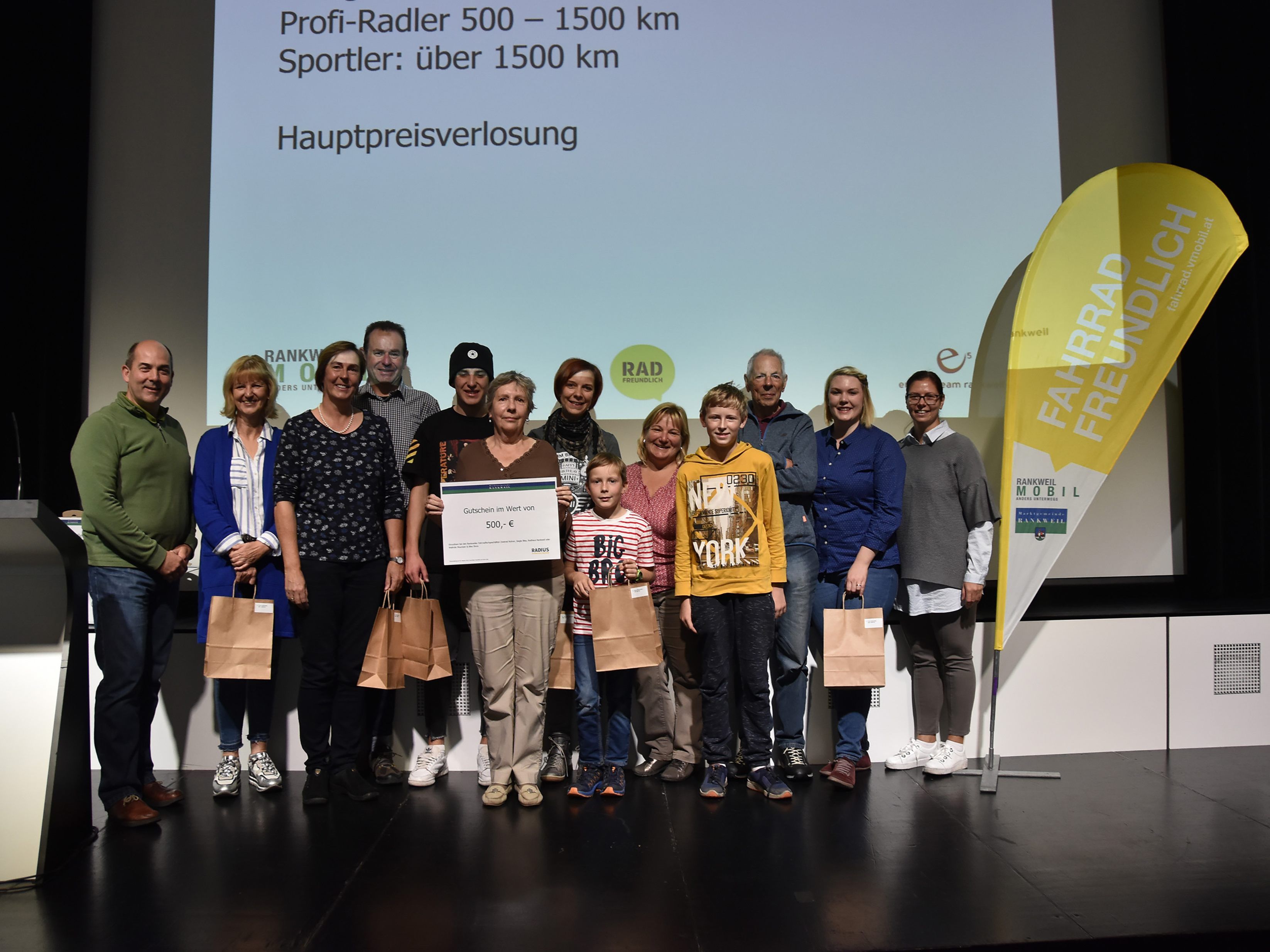 Im Rahmen des Abschlusses des Fahrradwettbewerbes fand eine Preisverlosung statt: (v.l.): GR Alejandro Schwaszta mit den GewinnerInnen und Bürgermeisterin Katharina Wöß-Krall. Im Rahmen des Abschlusses des Fahrradwettbewerbes fand eine Preisverlosung statt: (v.l.): GR Alejandro Schwaszta mit den GewinnerInnen und Bürgermeisterin Katharina Wöß-Krall.