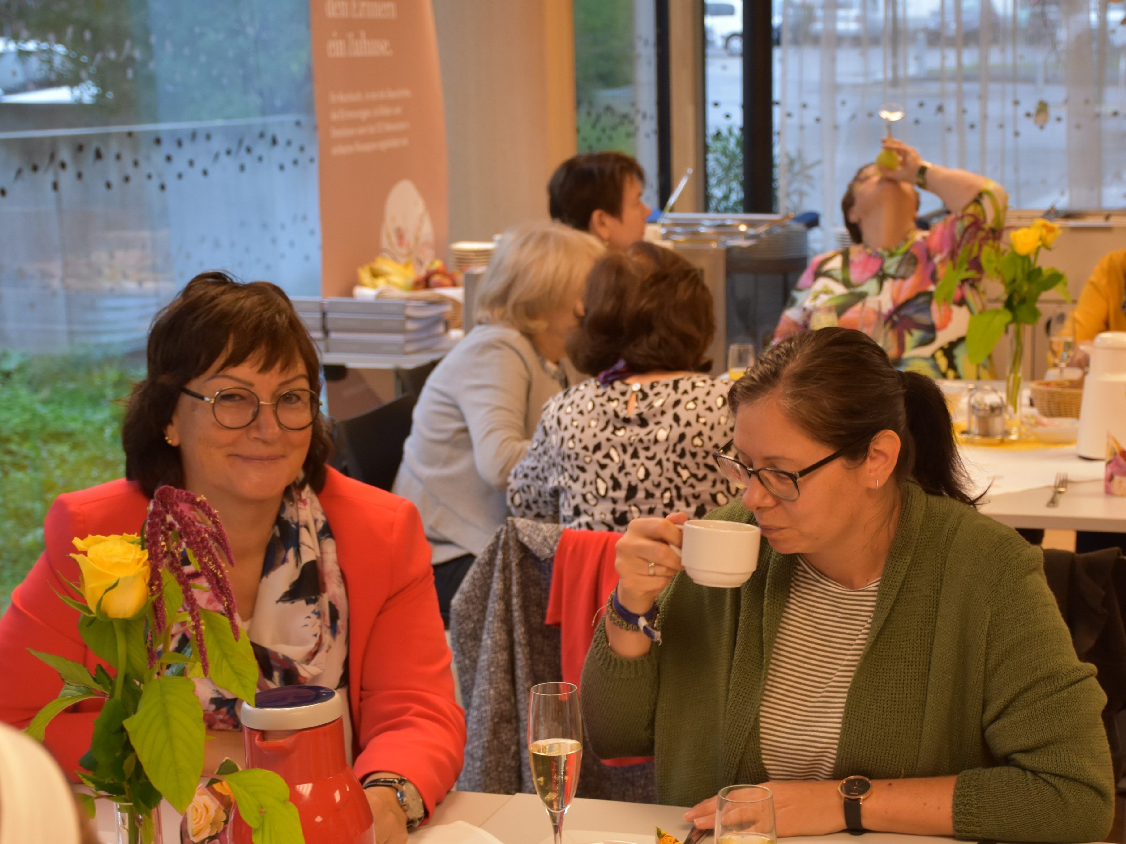 (v.l.:) Pflegeleiterin Monika Sonnweber und Bürgermeisterin Katharina Wöß-Krall beim gemeinsamen Frühstück. (v.l.:) Pflegeleiterin Monika Sonnweber und Bürgermeisterin Katharina Wöß-Krall beim gemeinsamen Frühstück.