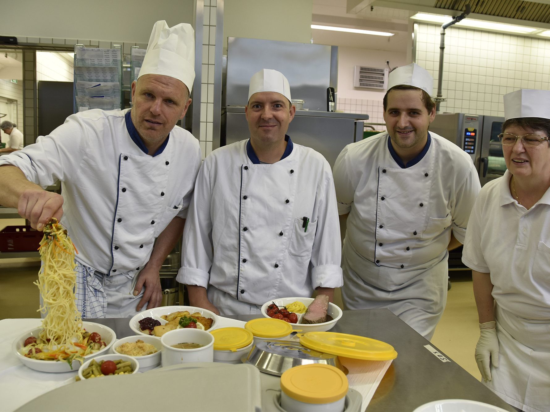 Täglich frisches Essen kommt aus der Küche des Hauses Klosterreben. Täglich frisches Essen kommt aus der Küche des Hauses Klosterreben.