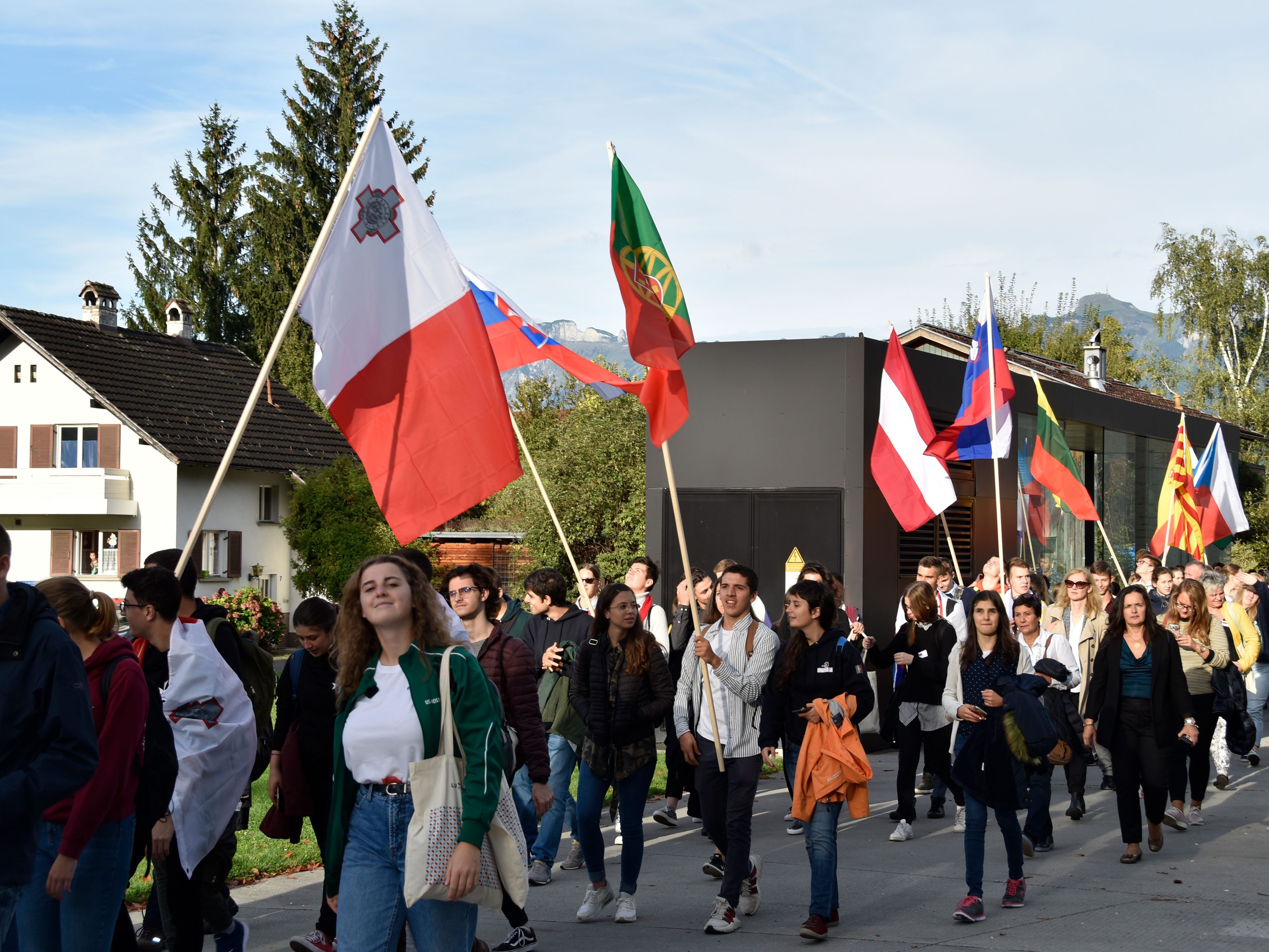 Mit einer Flaggenparade wurde die Euroweek in Rankweil feierlich eröffnet.