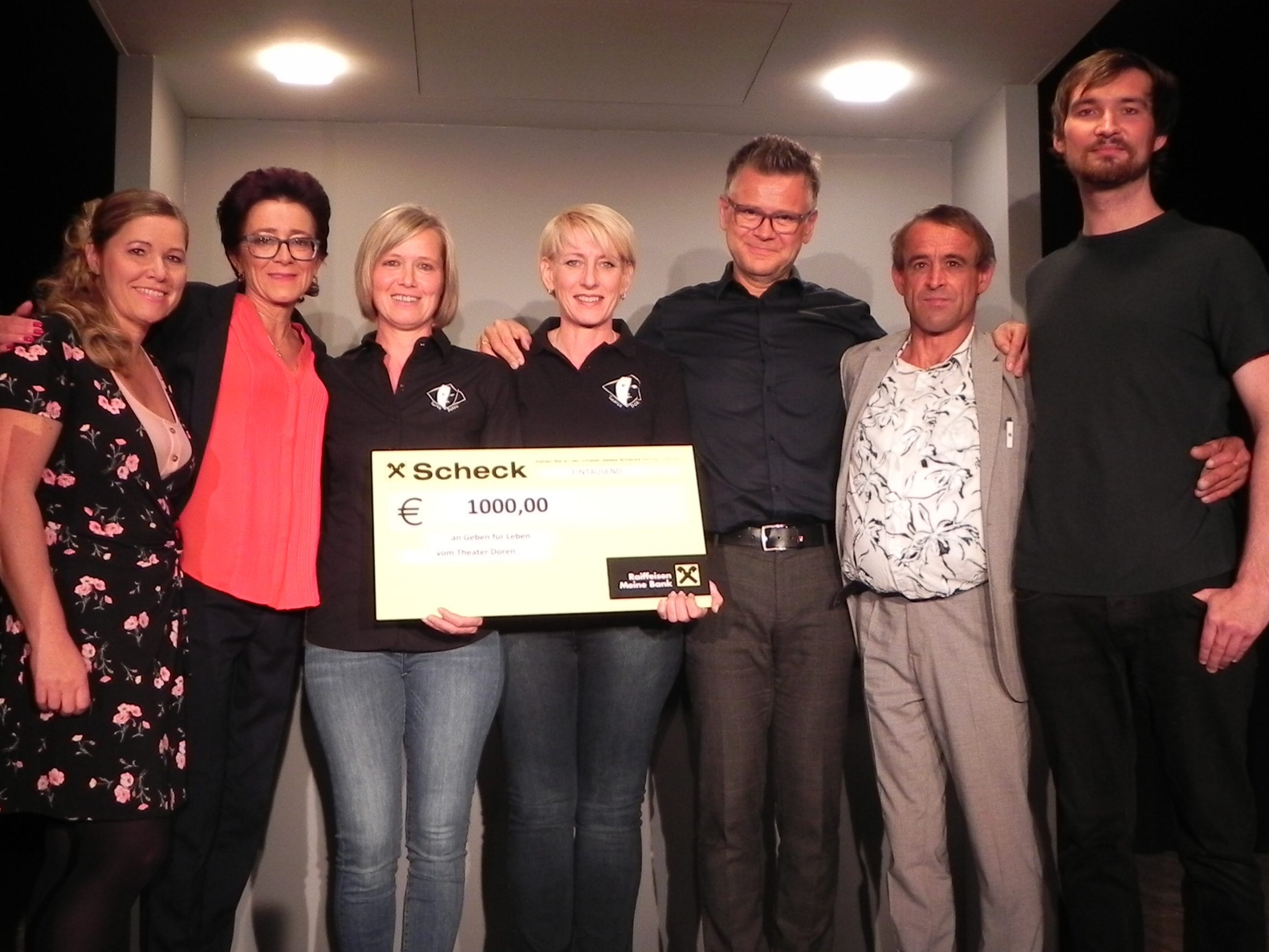 Scheckübergabe Sabine Eberle an Brigitte Bilgeri (Verein "Geben für Leben") mit den SpielerInnen und Regisseur Günther Stadelmann Scheckübergabe Sabine Eberle an Brigitte Bilgeri (Verein "Geben für Leben") mit den SpielerInnen und Regisseur Günther Stadelmann