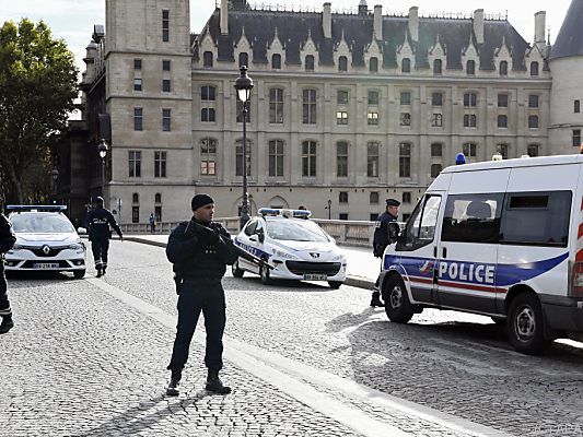 Seit Freitag ermitteln Anti-Terror-Fahnder Seit Freitag ermitteln Anti-Terror-Fahnder