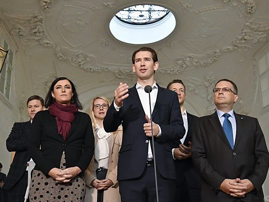 Kurz und sein Team vor den Gesprächen mit den NEOS Kurz und sein Team vor den Gesprächen mit den NEOS