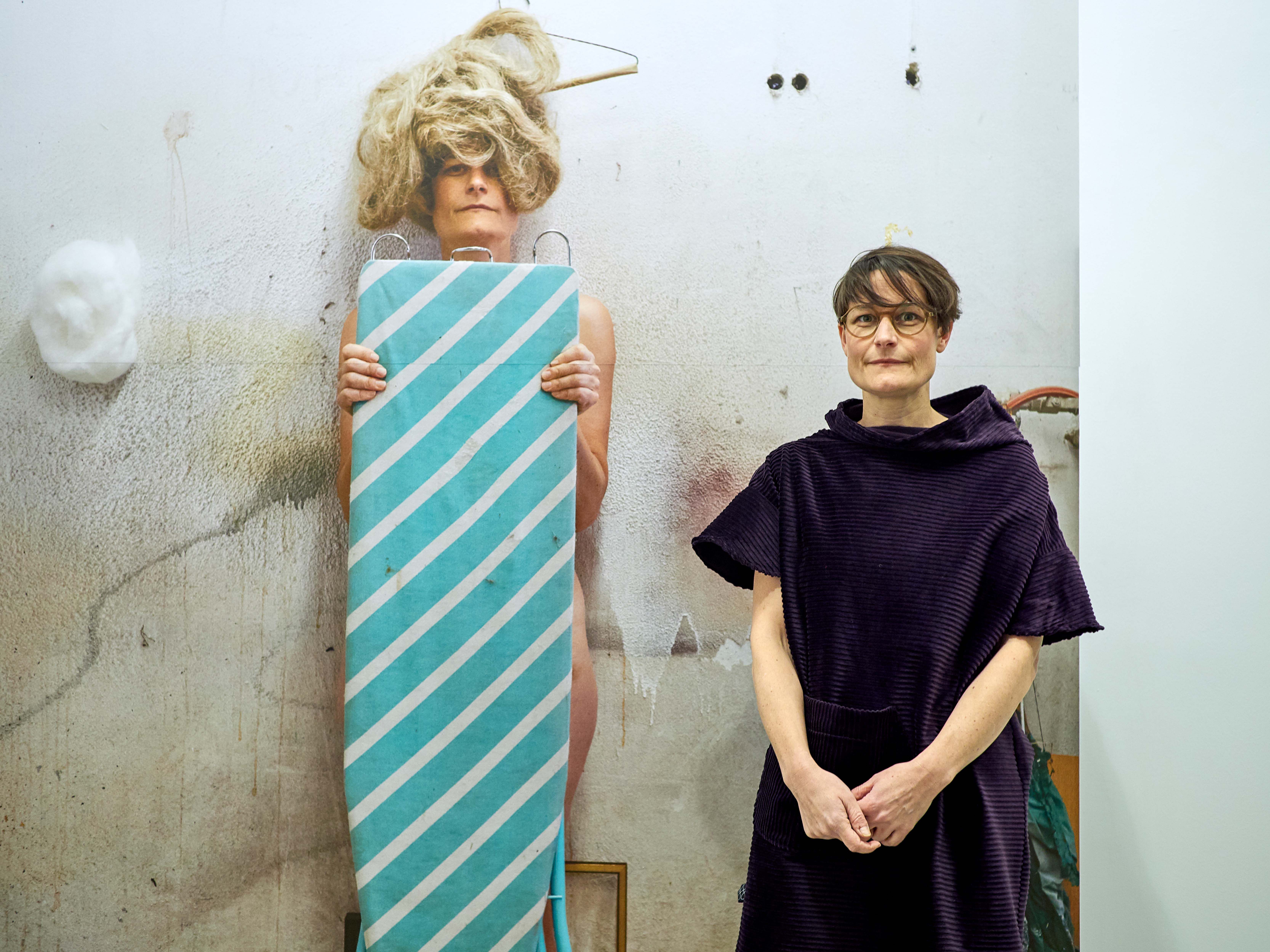 Christine Lederer erhält den 10. Hypo-Kunstpreis für ihre Arbeit „Am liebsten trage ich ein Bügelbrett aus ihrer Ausstellung in der Galerie Hollenstein „Alle Frauen sind immer daheim“. Christine Lederer erhält den 10. Hypo-Kunstpreis für ihre Arbeit „Am liebsten trage ich ein Bügelbrett aus ihrer Ausstellung in der Galerie Hollenstein „Alle Frauen sind immer daheim“.
